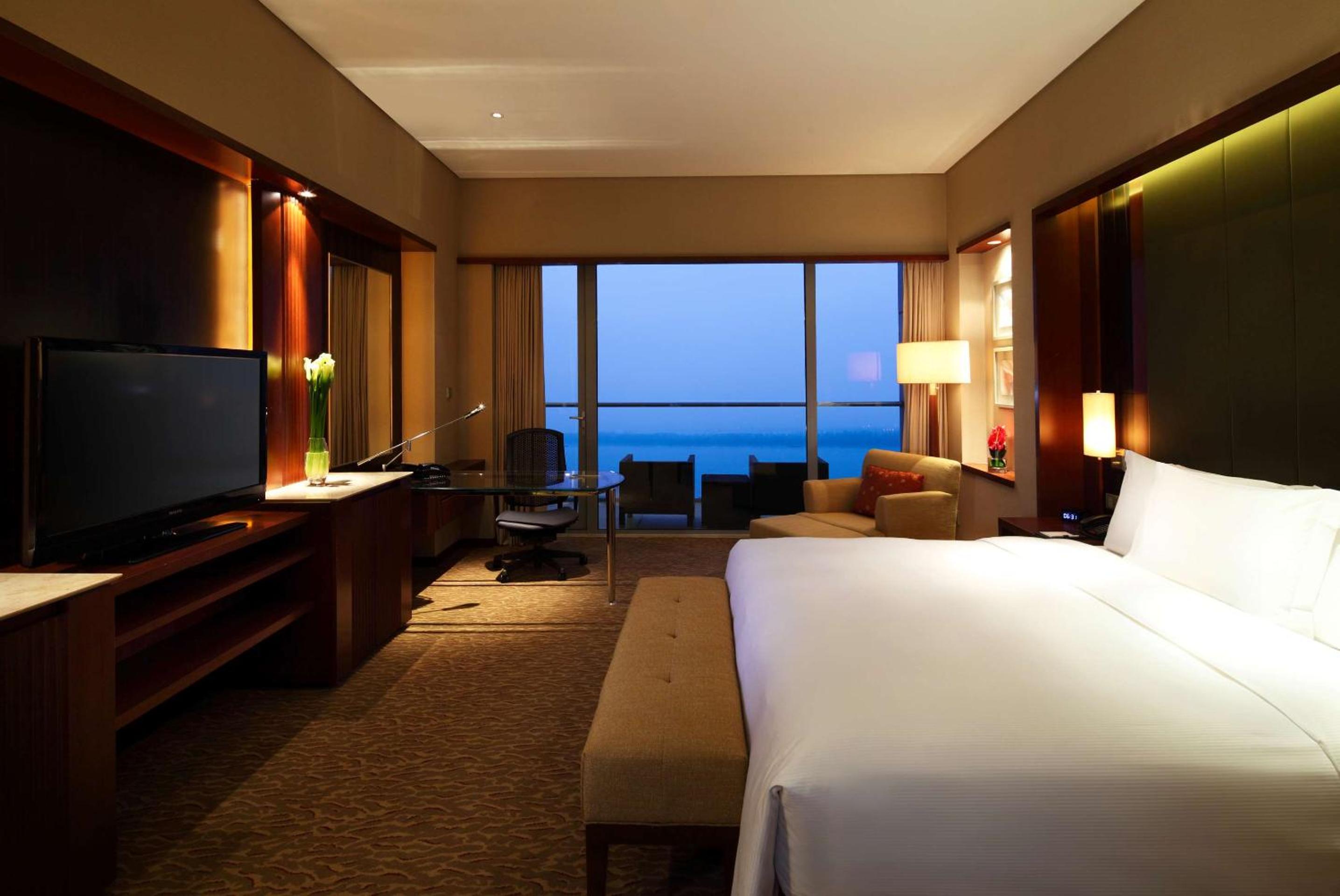 King Hilton Executive Room - Photo 4
