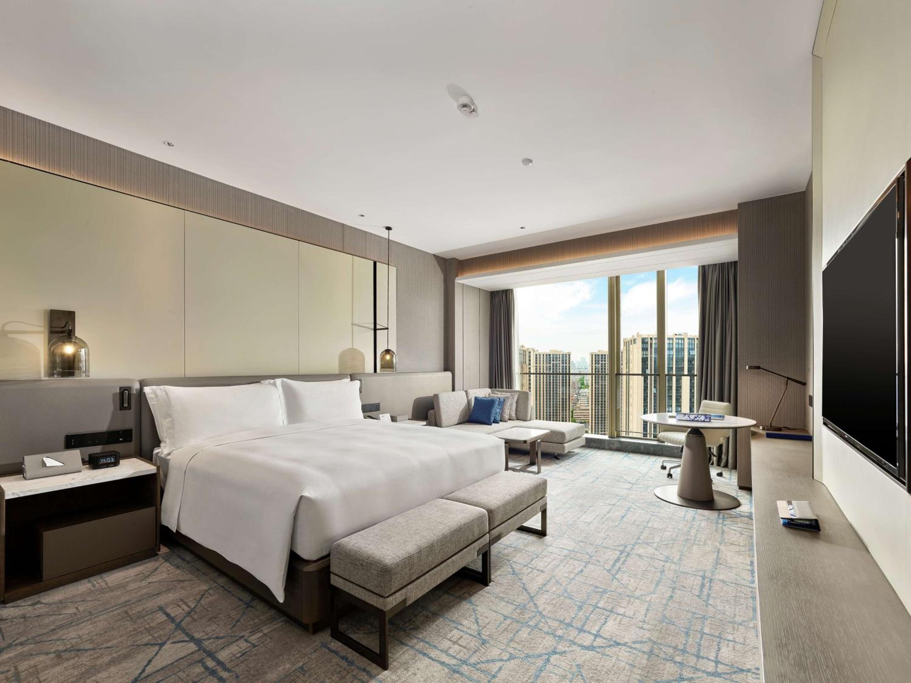 Deluxe King Room - High Floor photo 2