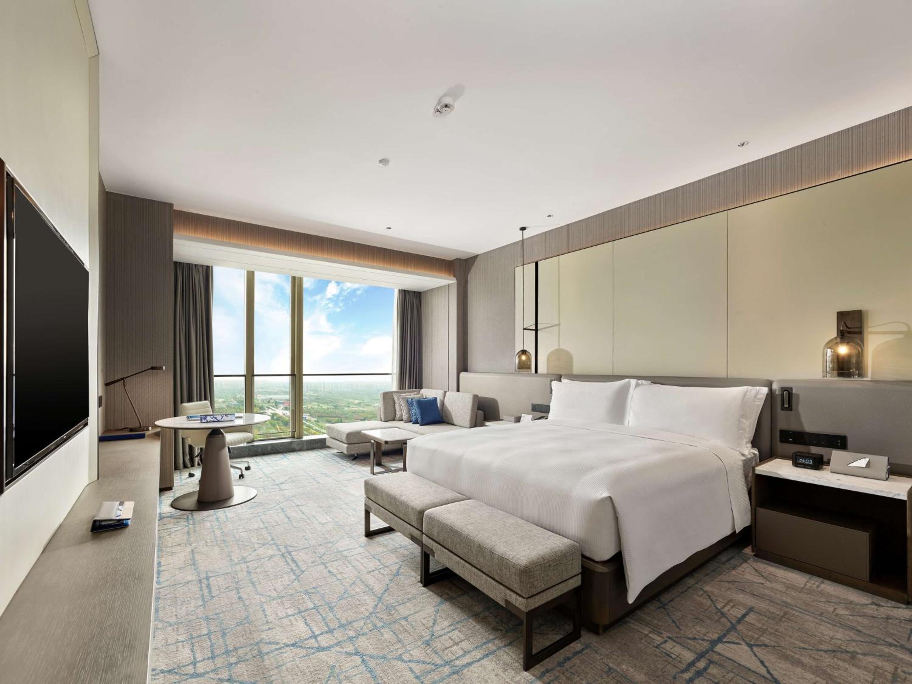Deluxe King Room - High Floor photo 3