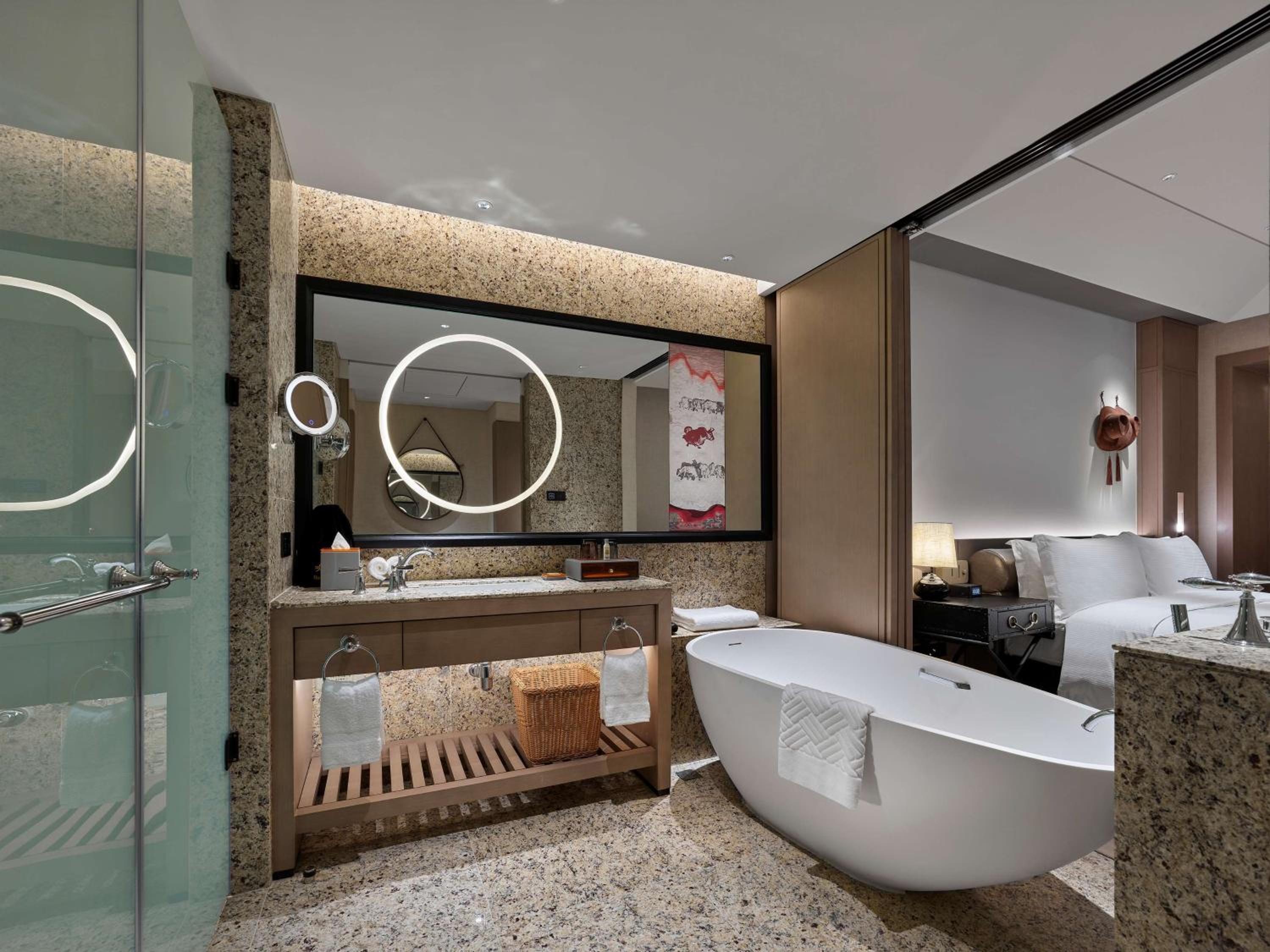 King Guest Room with Balcony - Photo 4