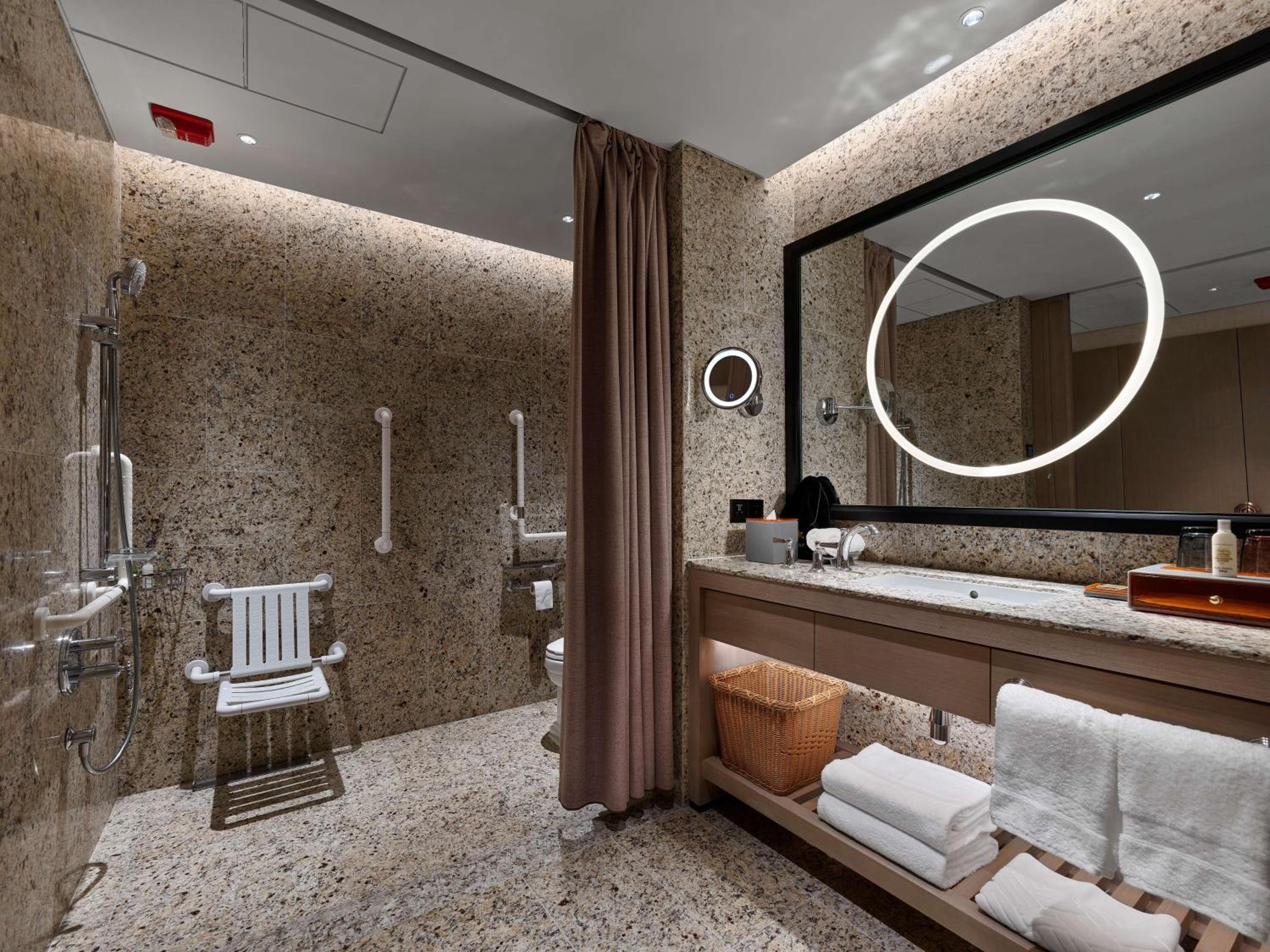 King Room - Mobility Accessible  - Photo 4