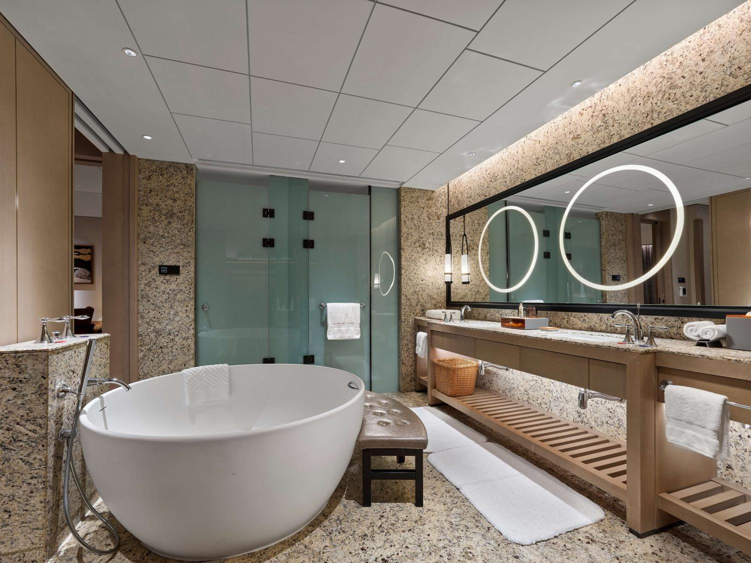 Deluxe King Suite - Photo 2