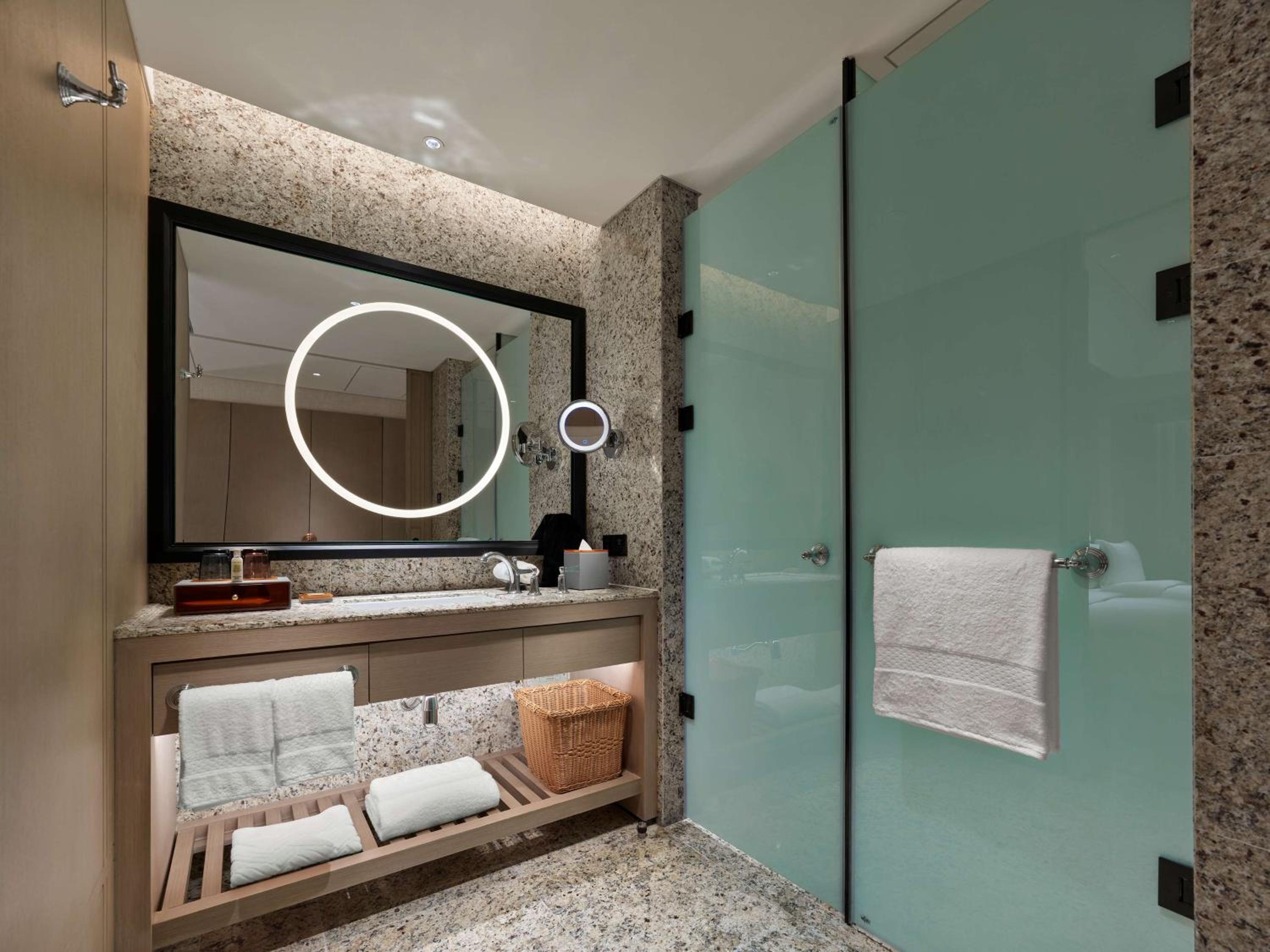 King Guest Room - Photo 2