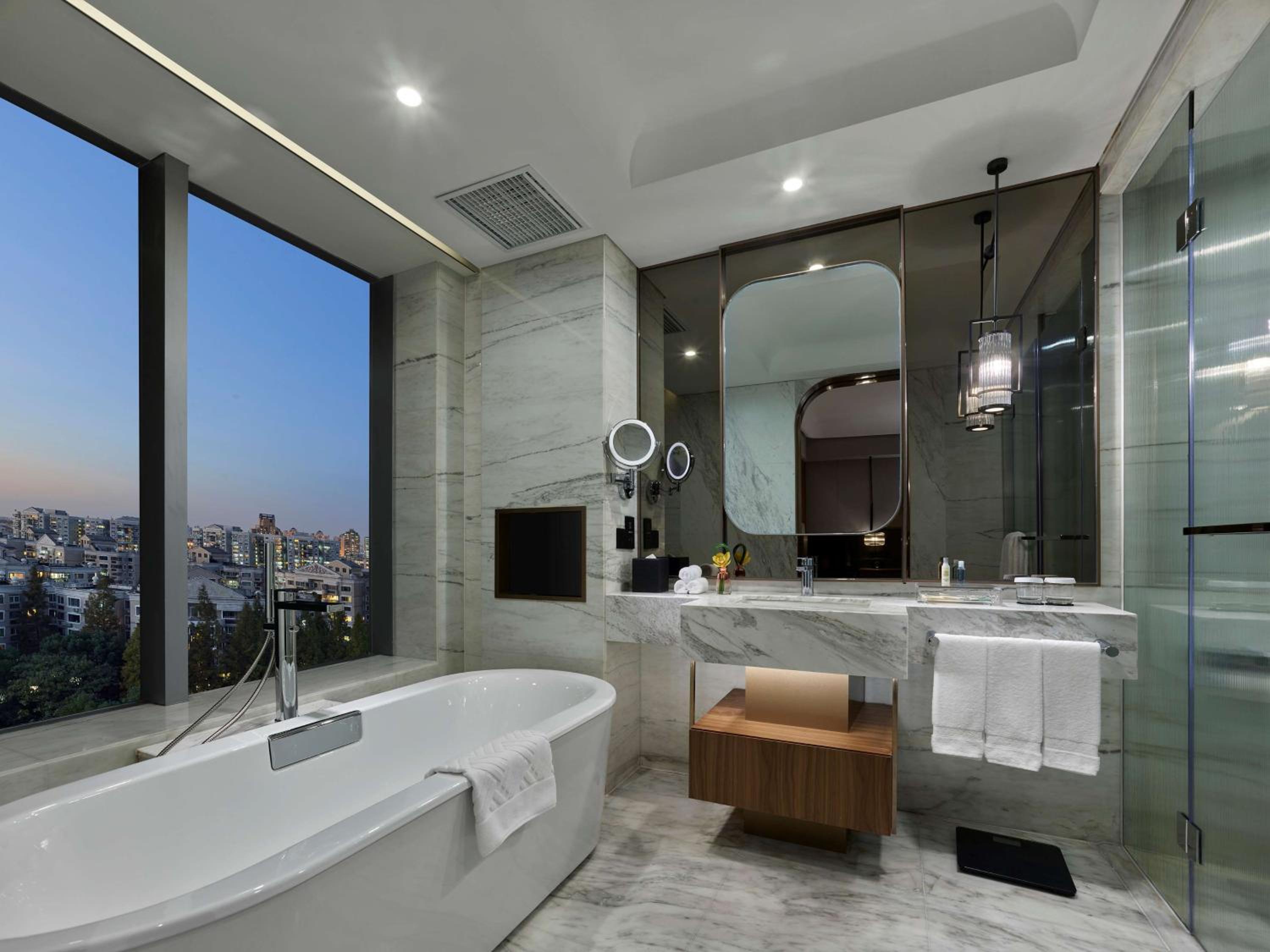 Executive King Room thumbnail 5