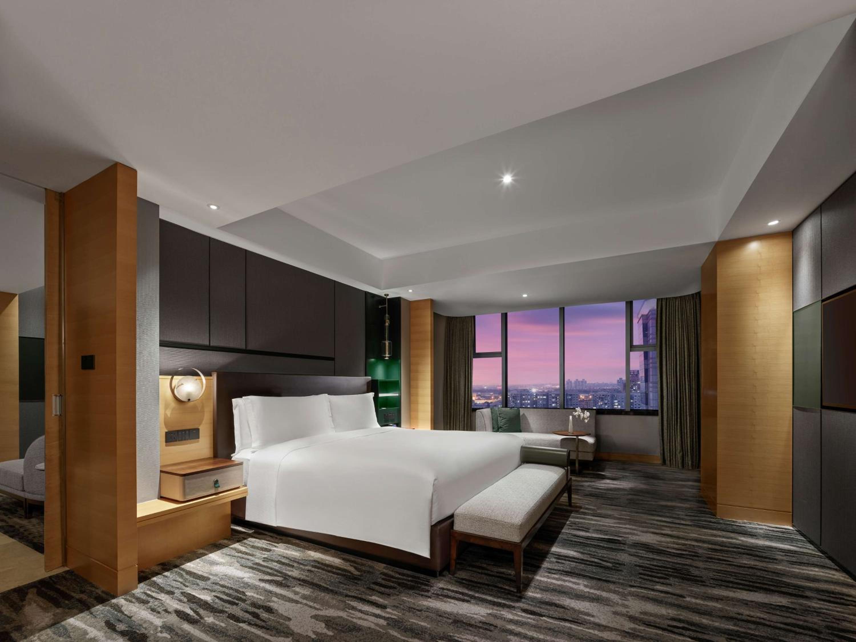 King Deluxe Suite thumbnail 5