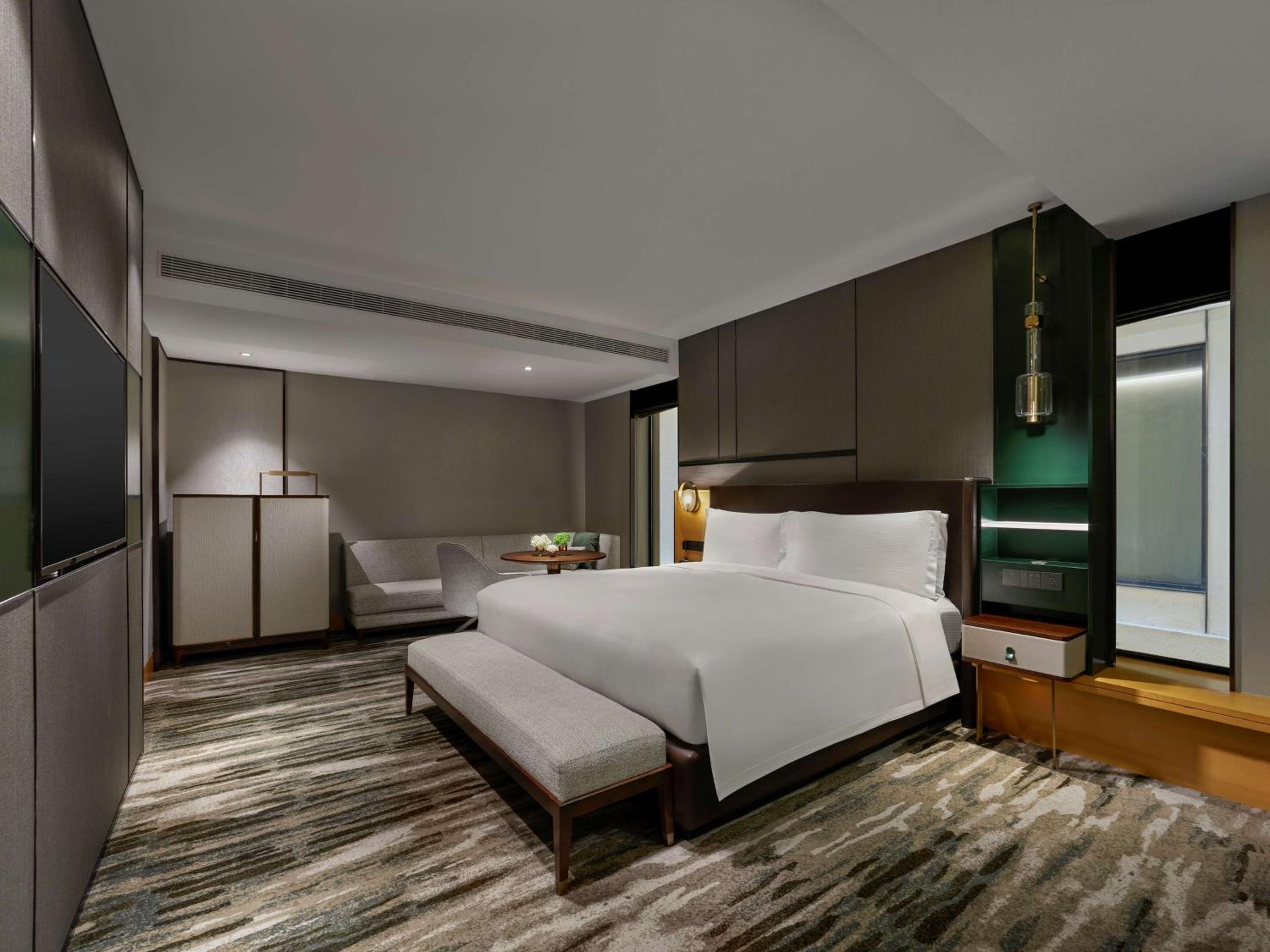 Tranquil Deluxe King Room thumbnail 5