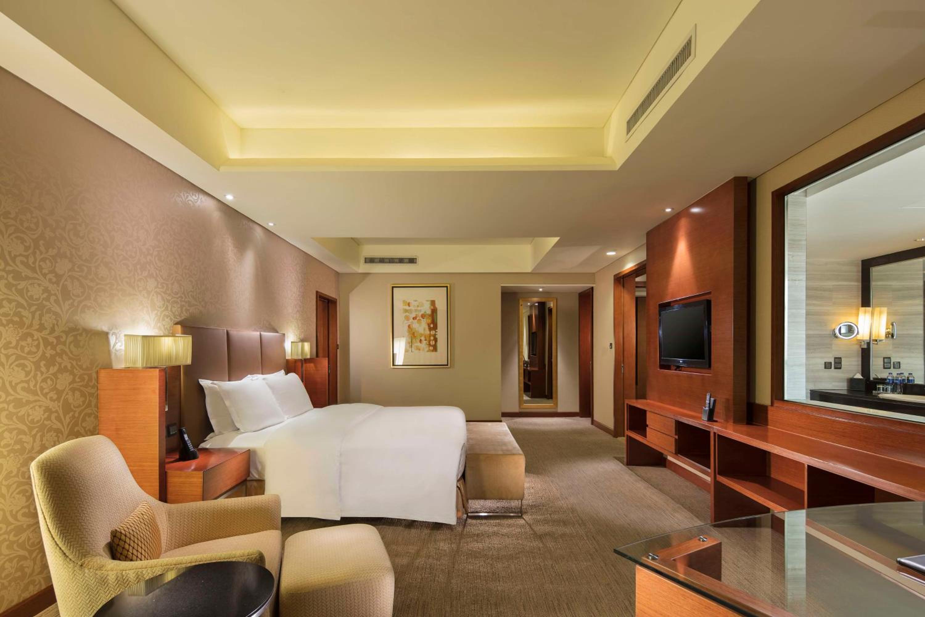 Deluxe King Suite - Photo 6