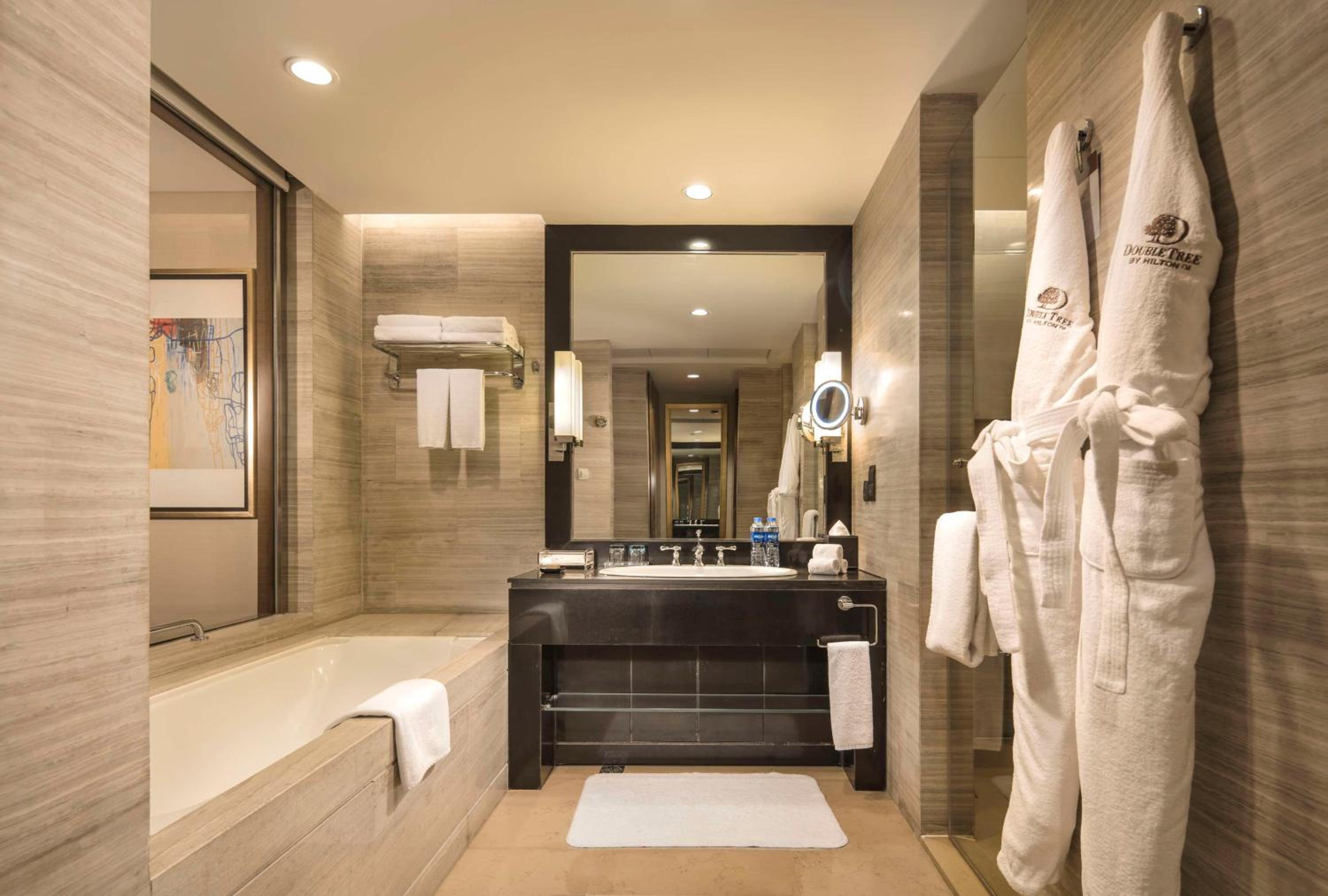 Superior King Suite - Photo 4
