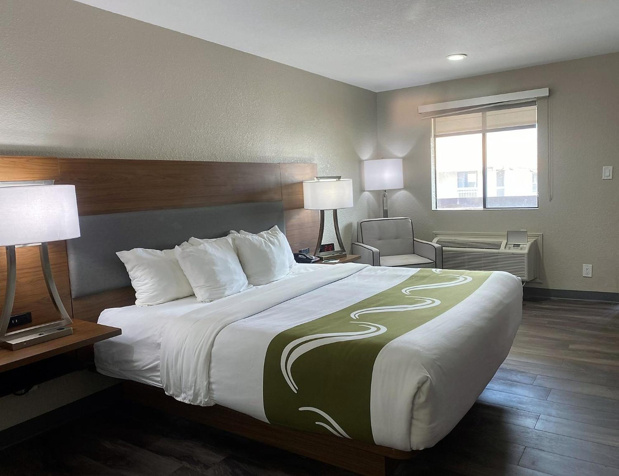 King Room - Non-Smoking - Photo 4