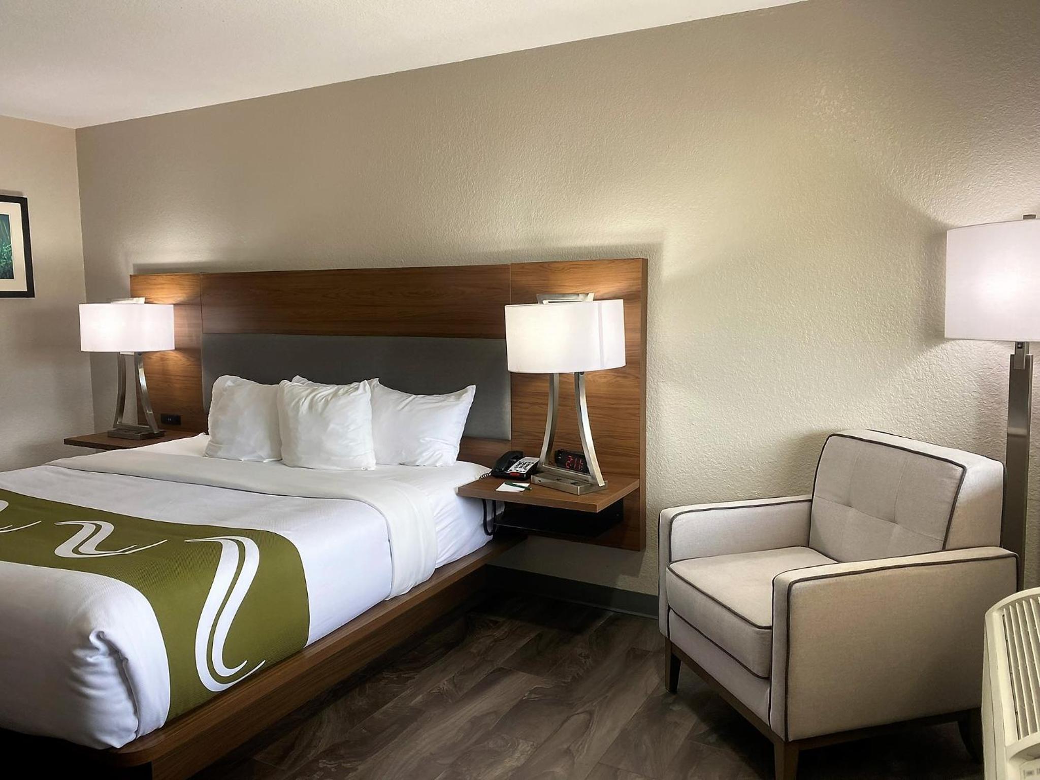 King Room - Non-Smoking - Photo 2