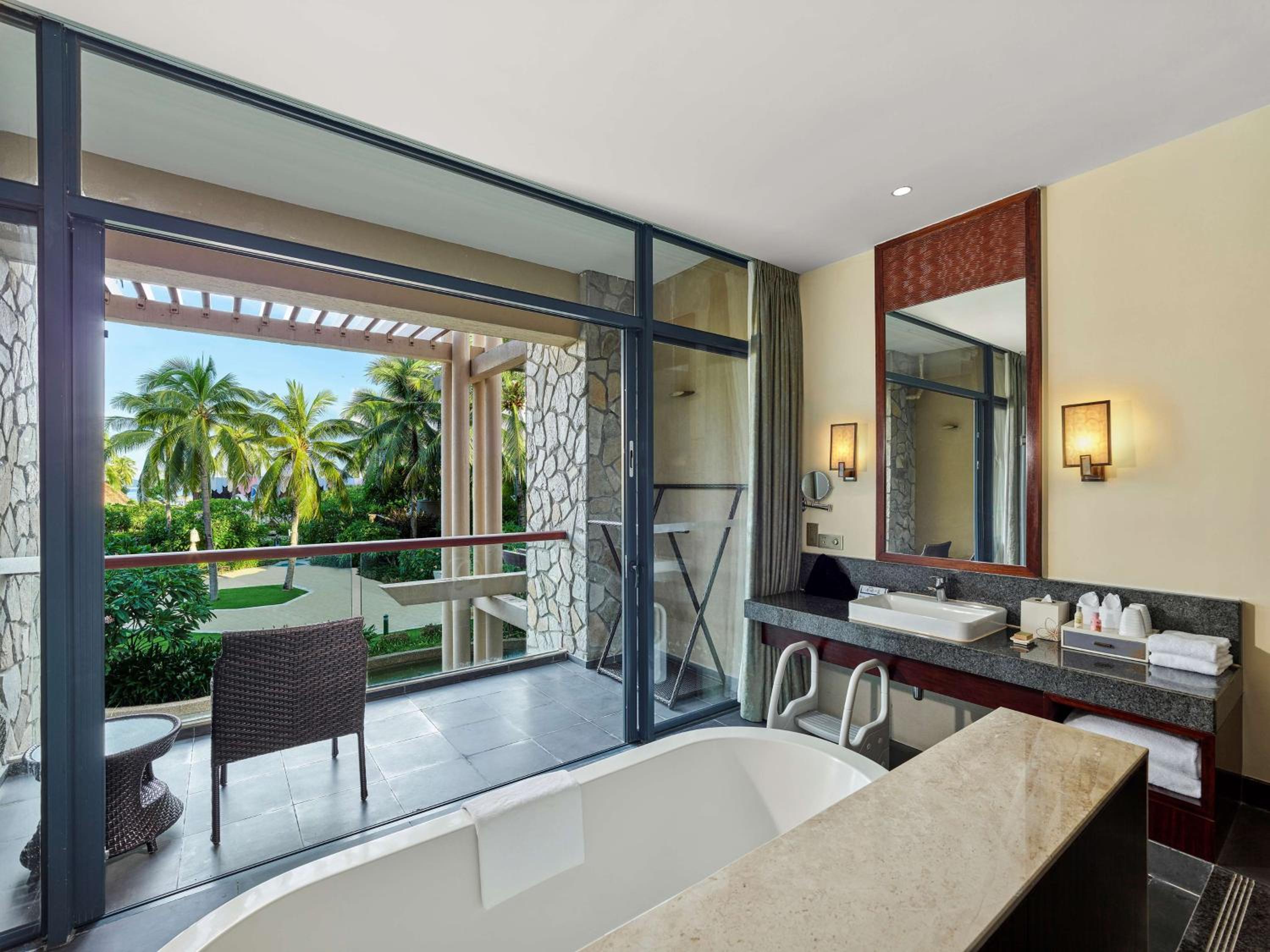 Deluxe King Room with View - Photo 4