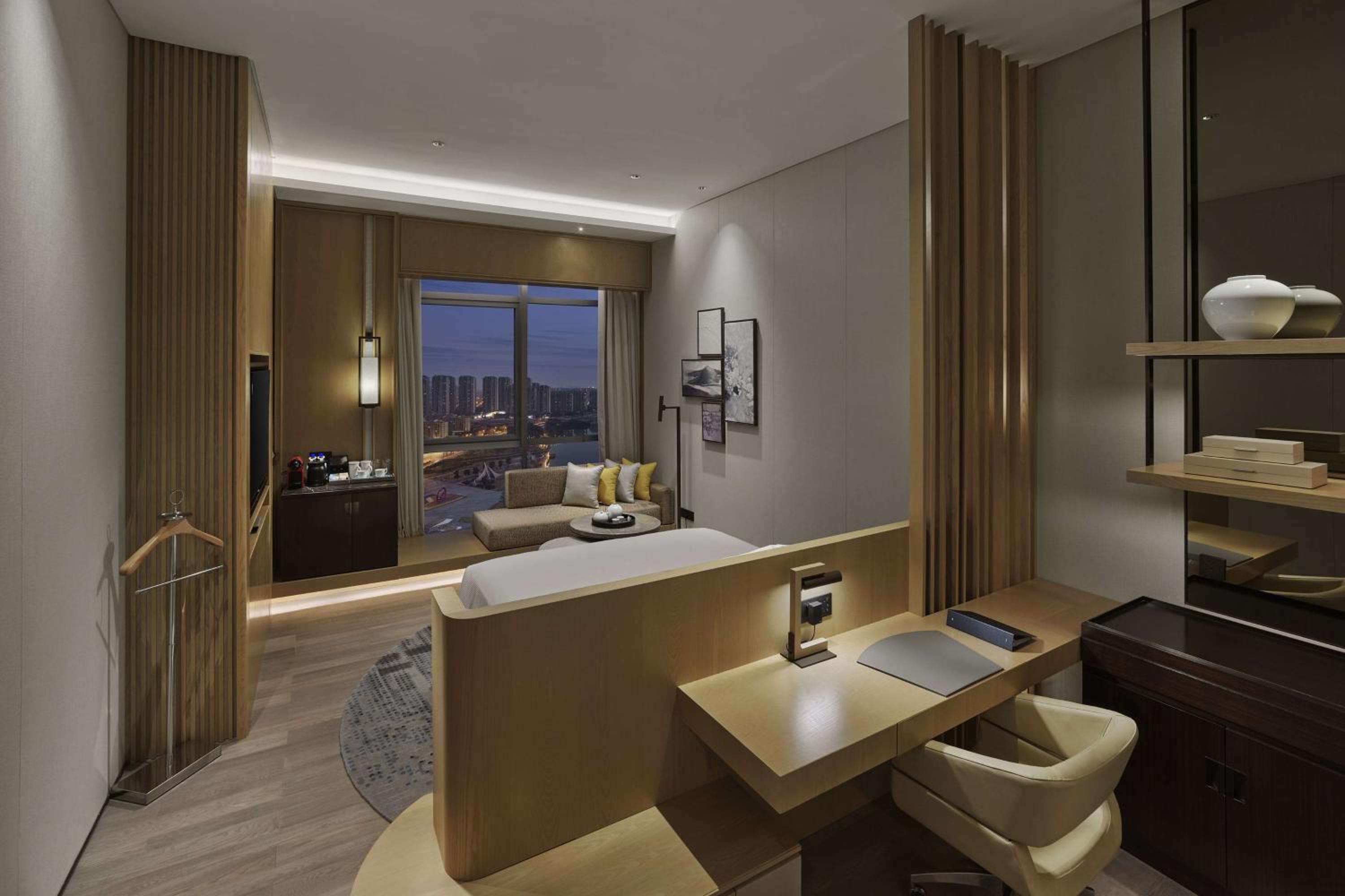 Executive King Room with Lake View - Photo 2