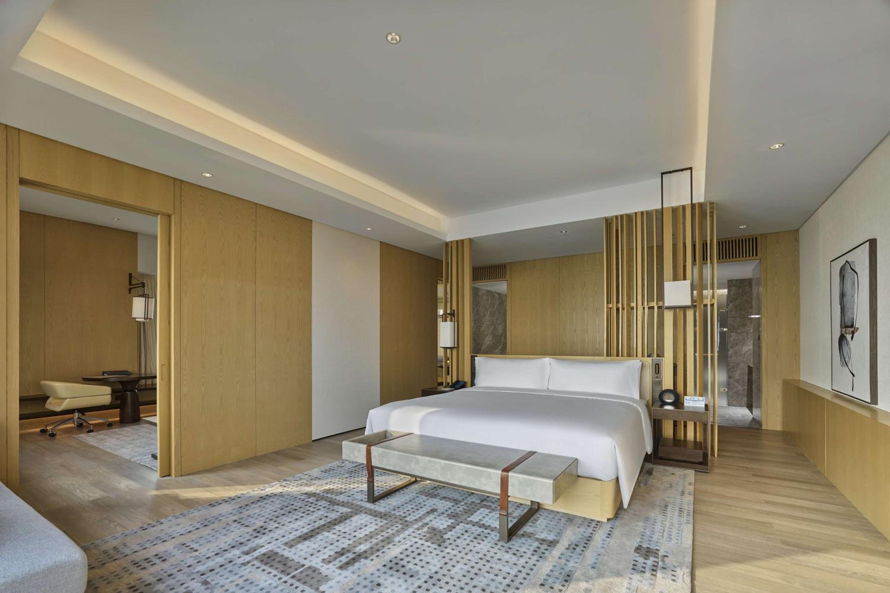 Deluxe King Suite with Lake View - Photo 2