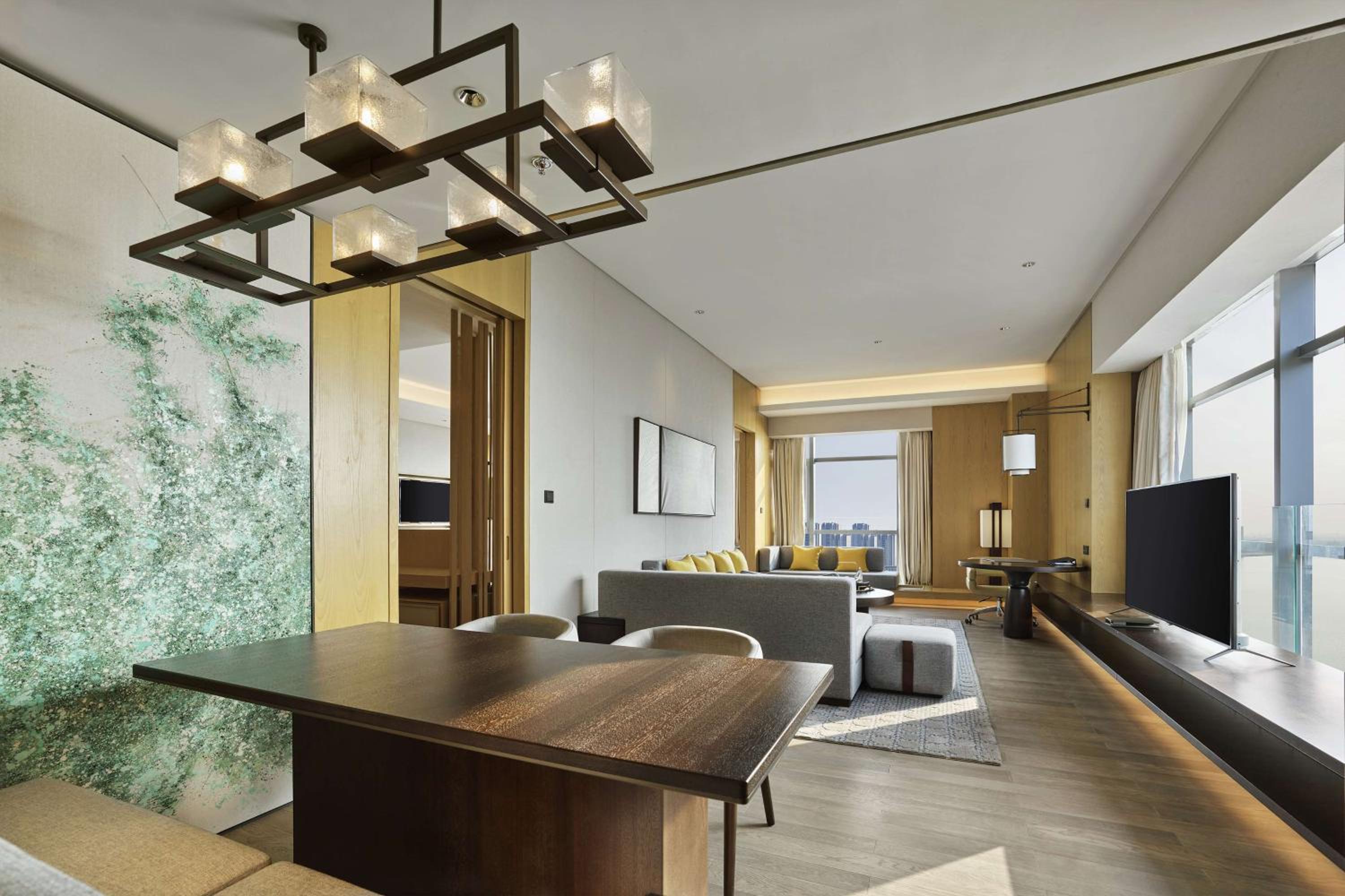 Deluxe King Suite with Lake View - Photo 4