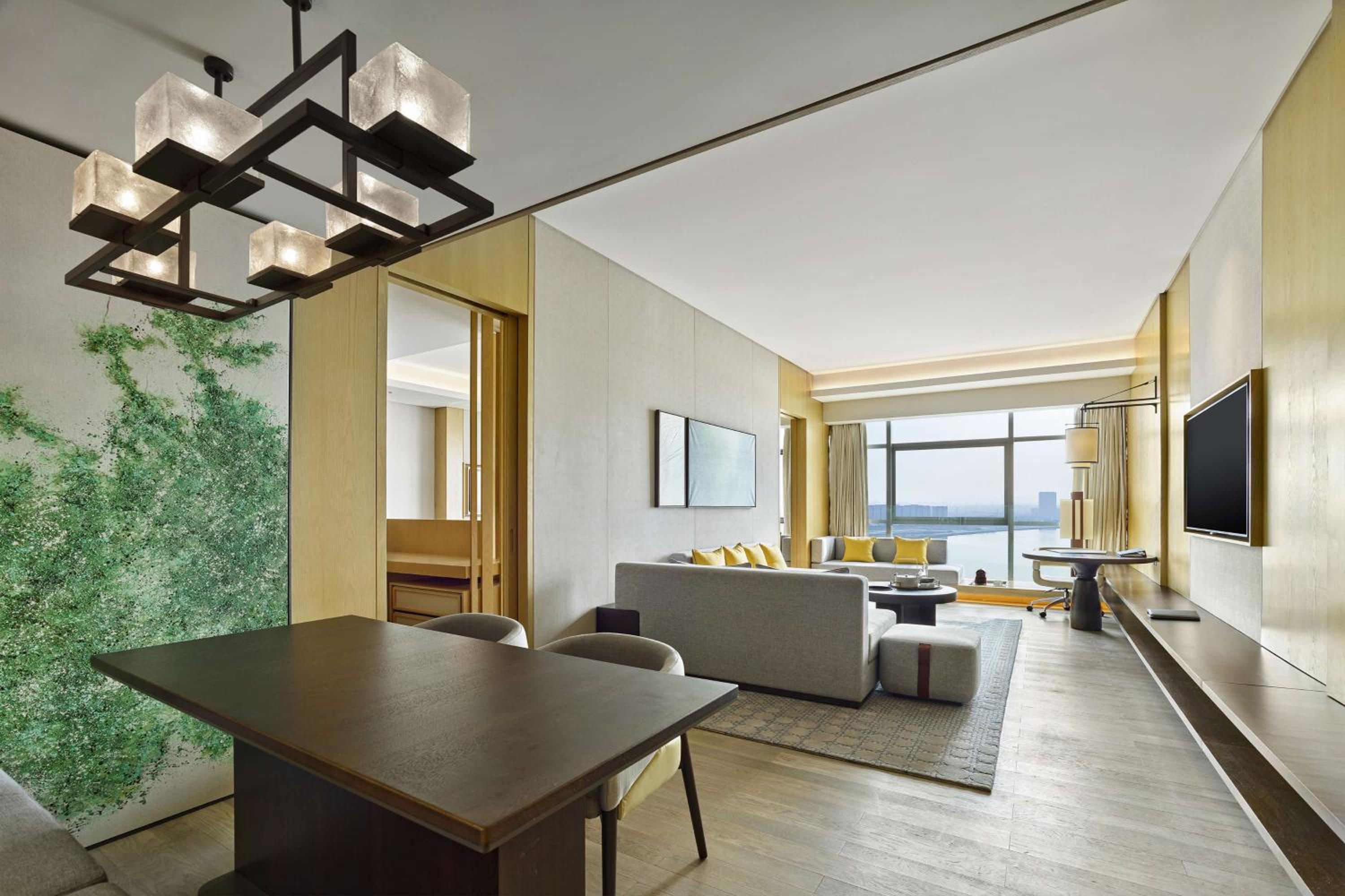 Deluxe King Suite with Lake View - Photo 3