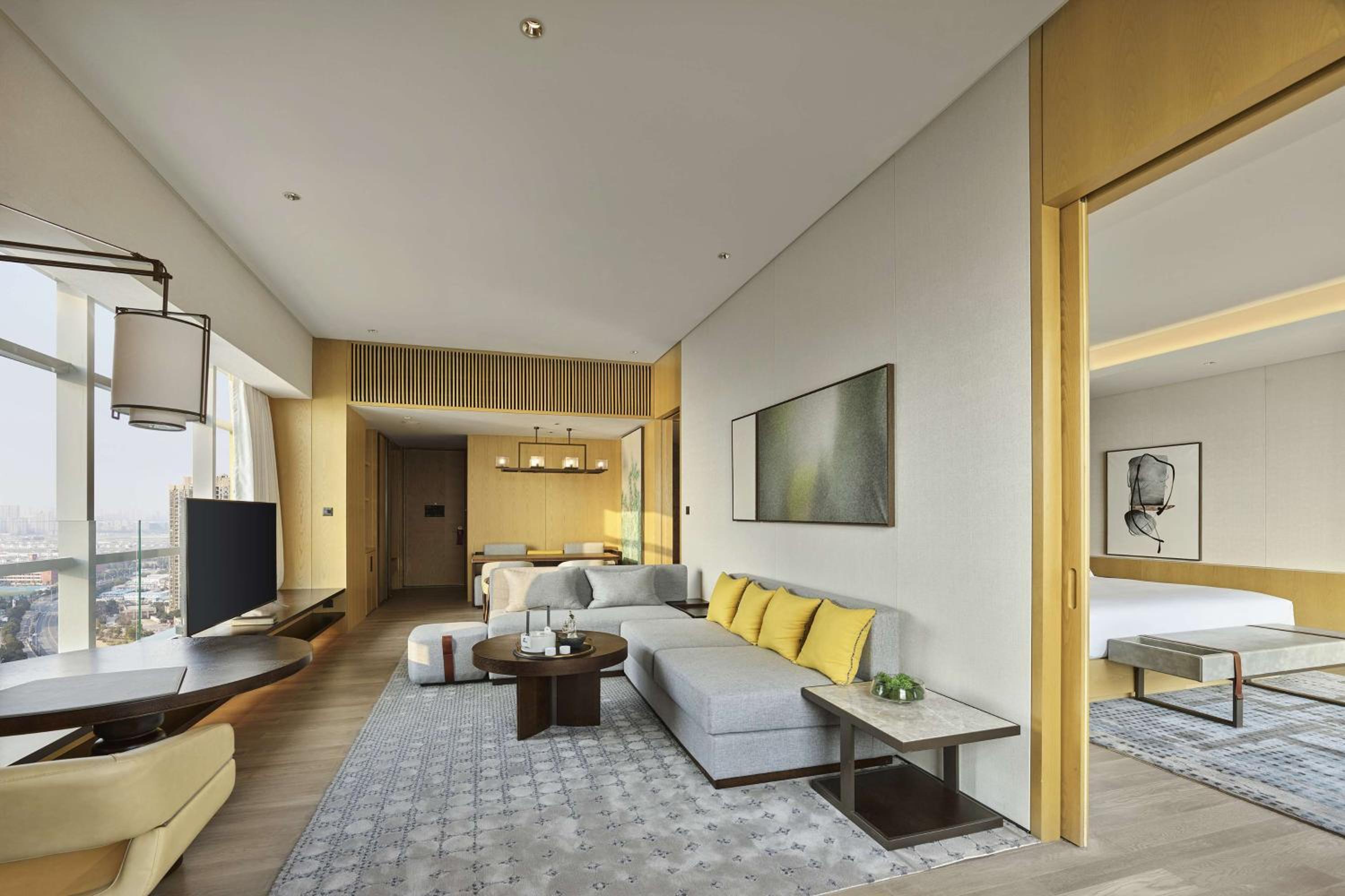 Deluxe King Suite with Lake View - Photo 5