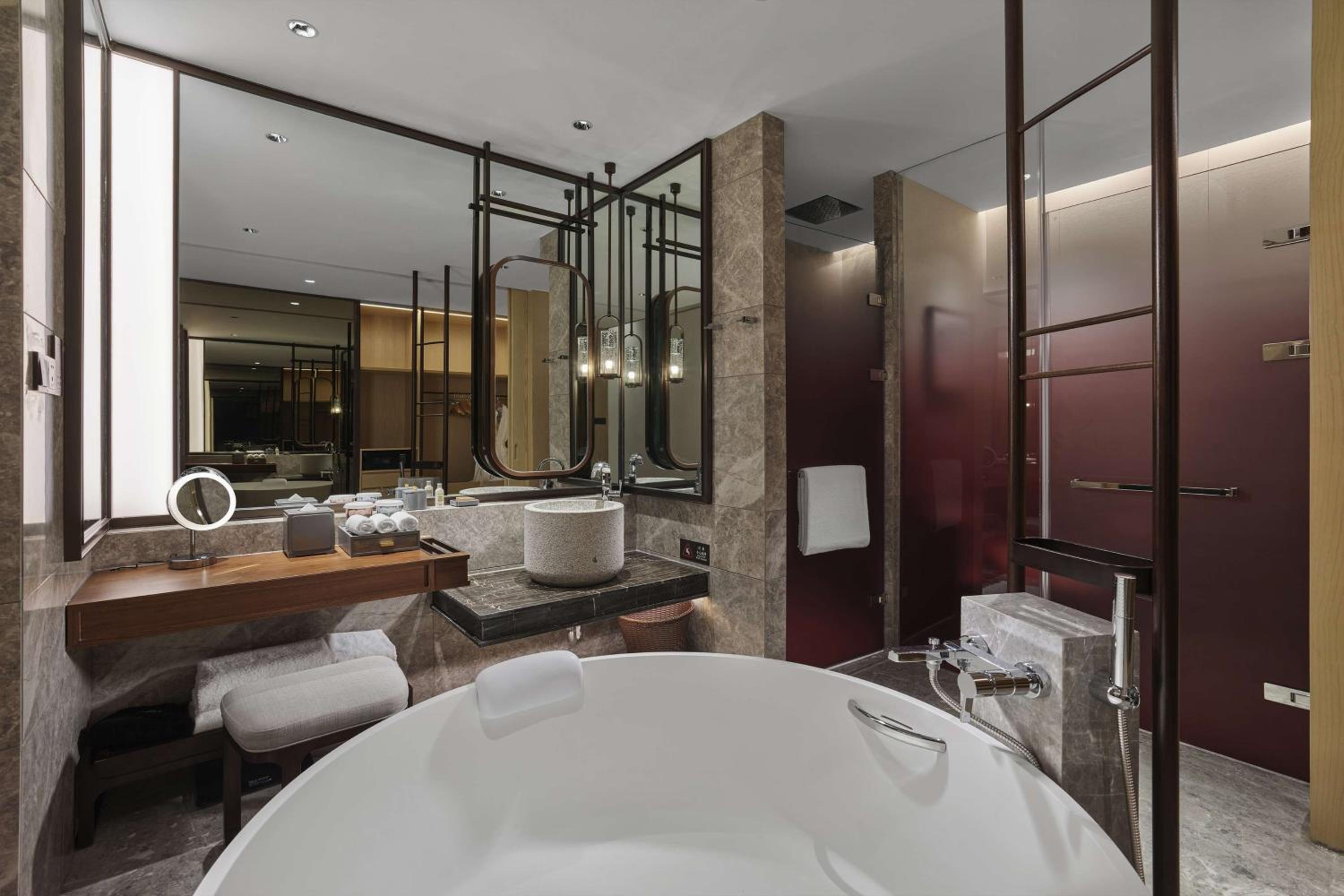 Executive King Room with Lake View - Photo 5