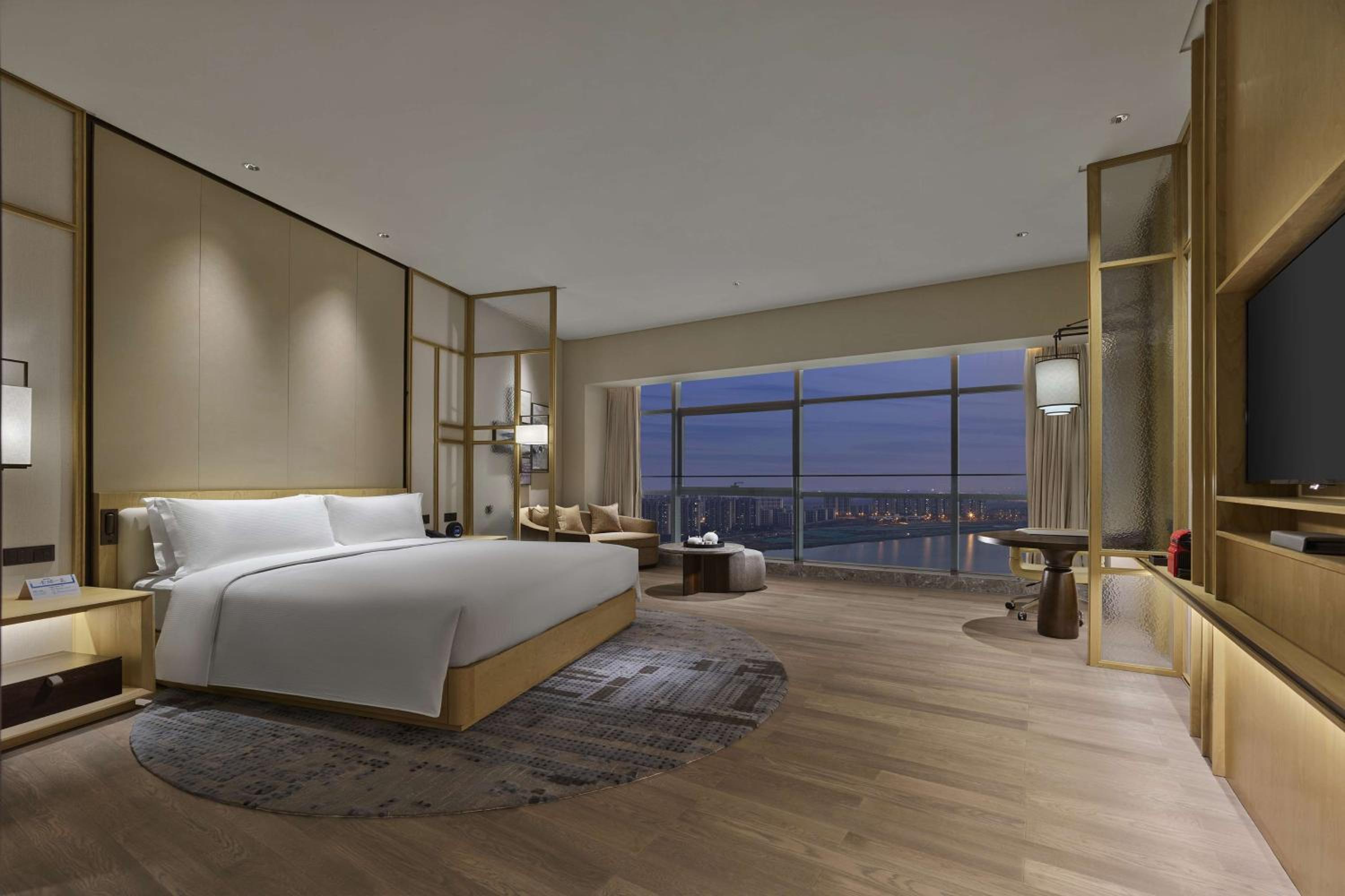 Executive King Room with Lake View - Photo 1