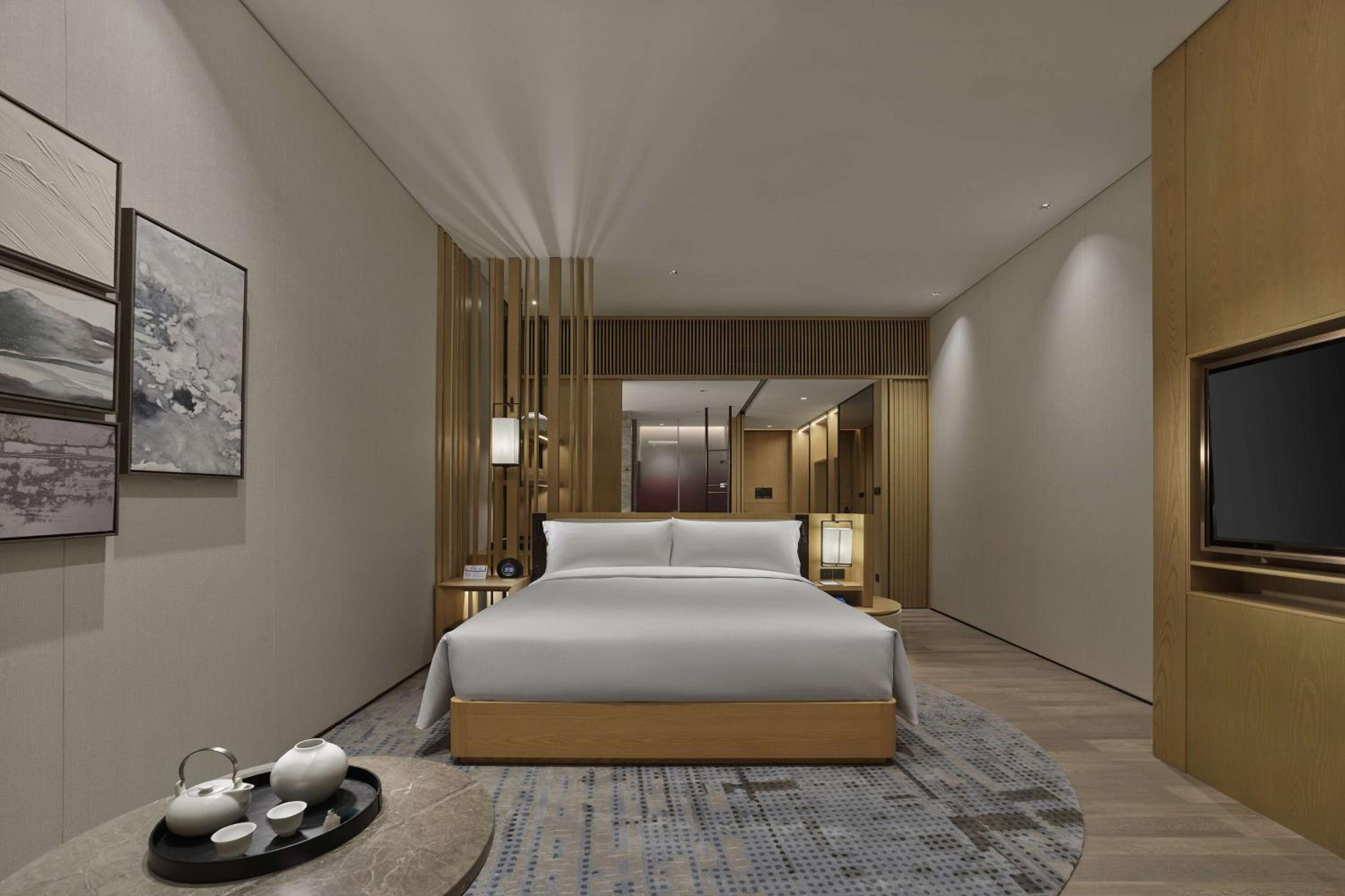 Executive King Room with Lake View - Photo 3