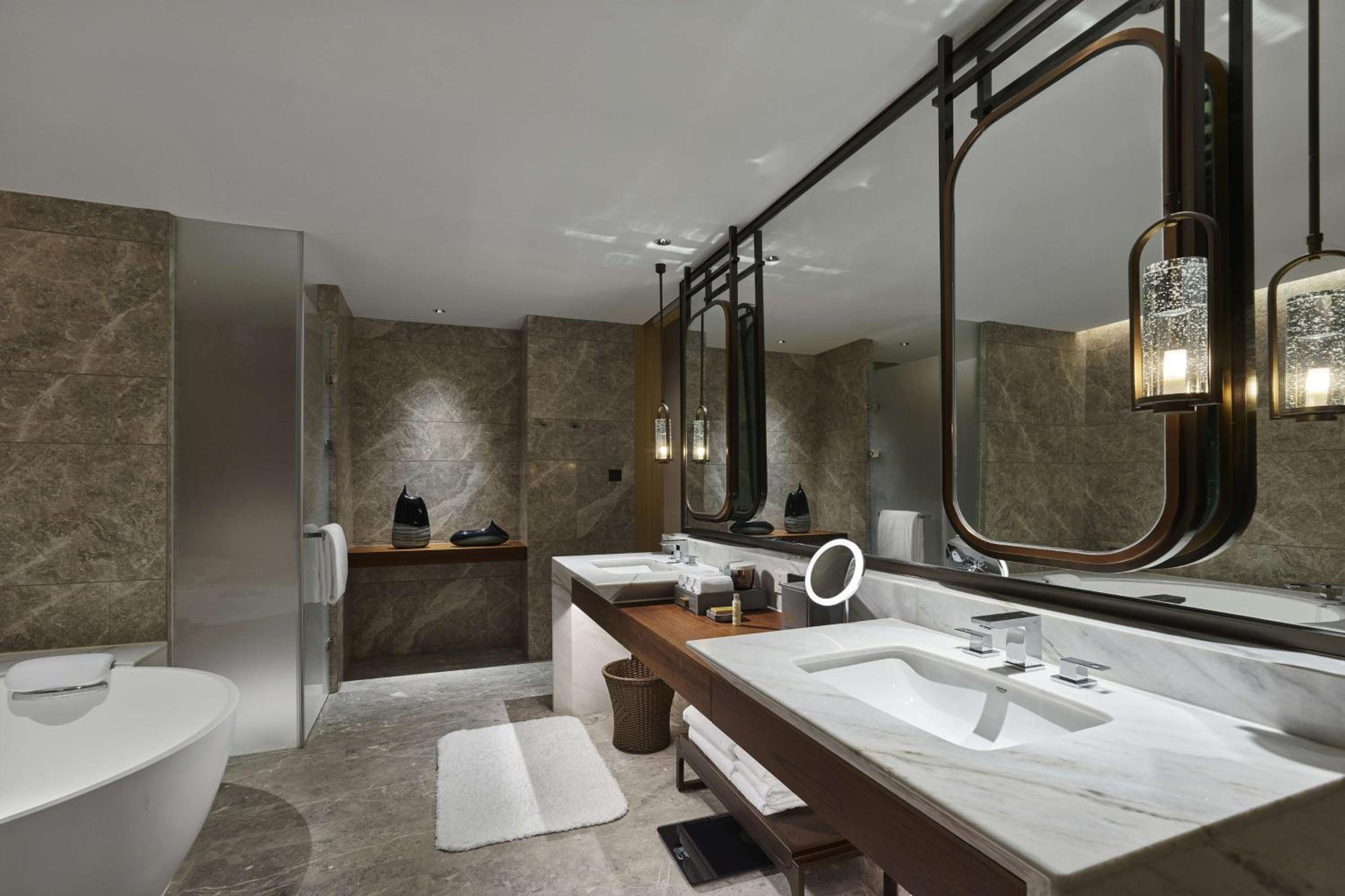 Deluxe King Suite with Lake View - Photo 6