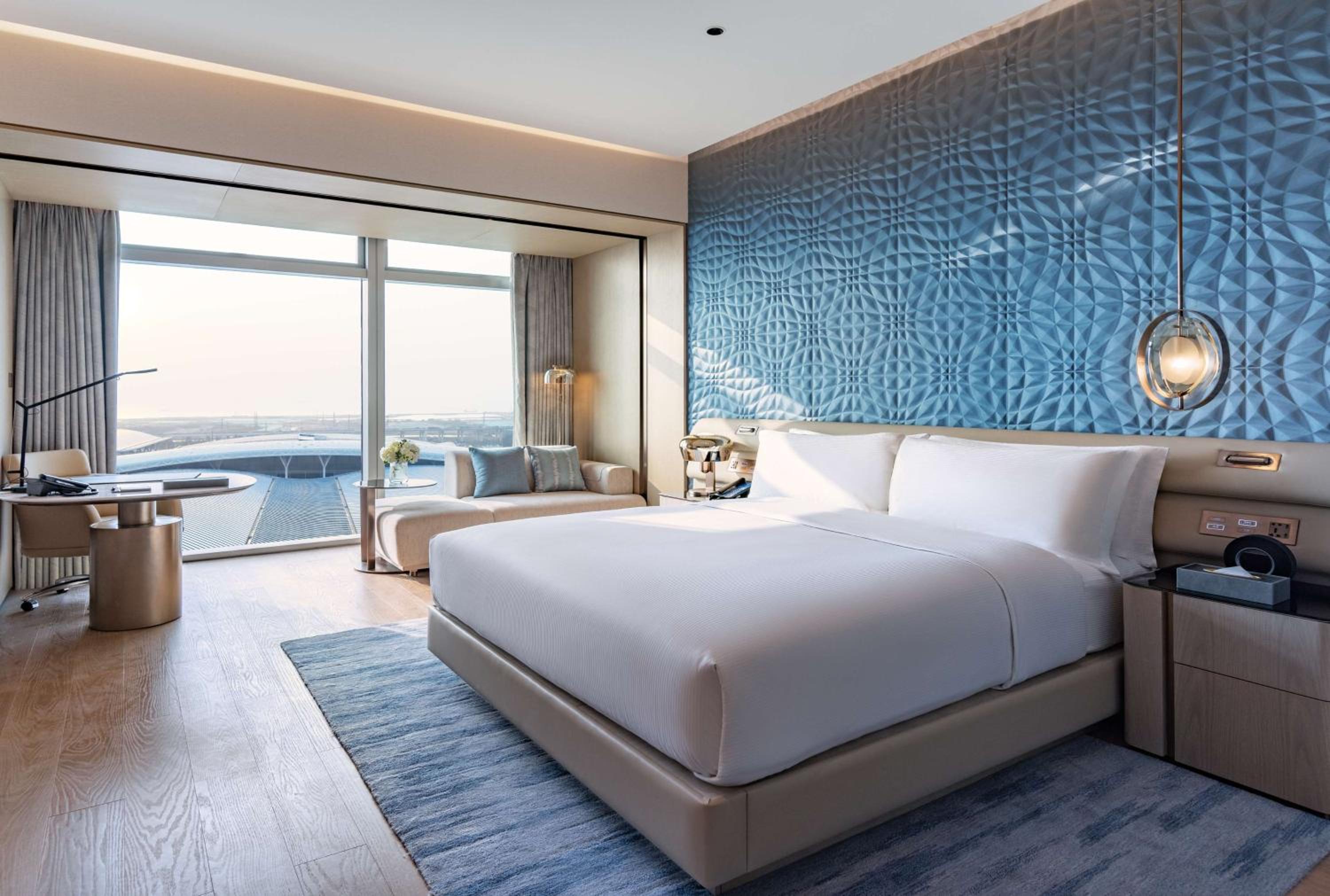 Executive Deluxe King Room - Photo 3