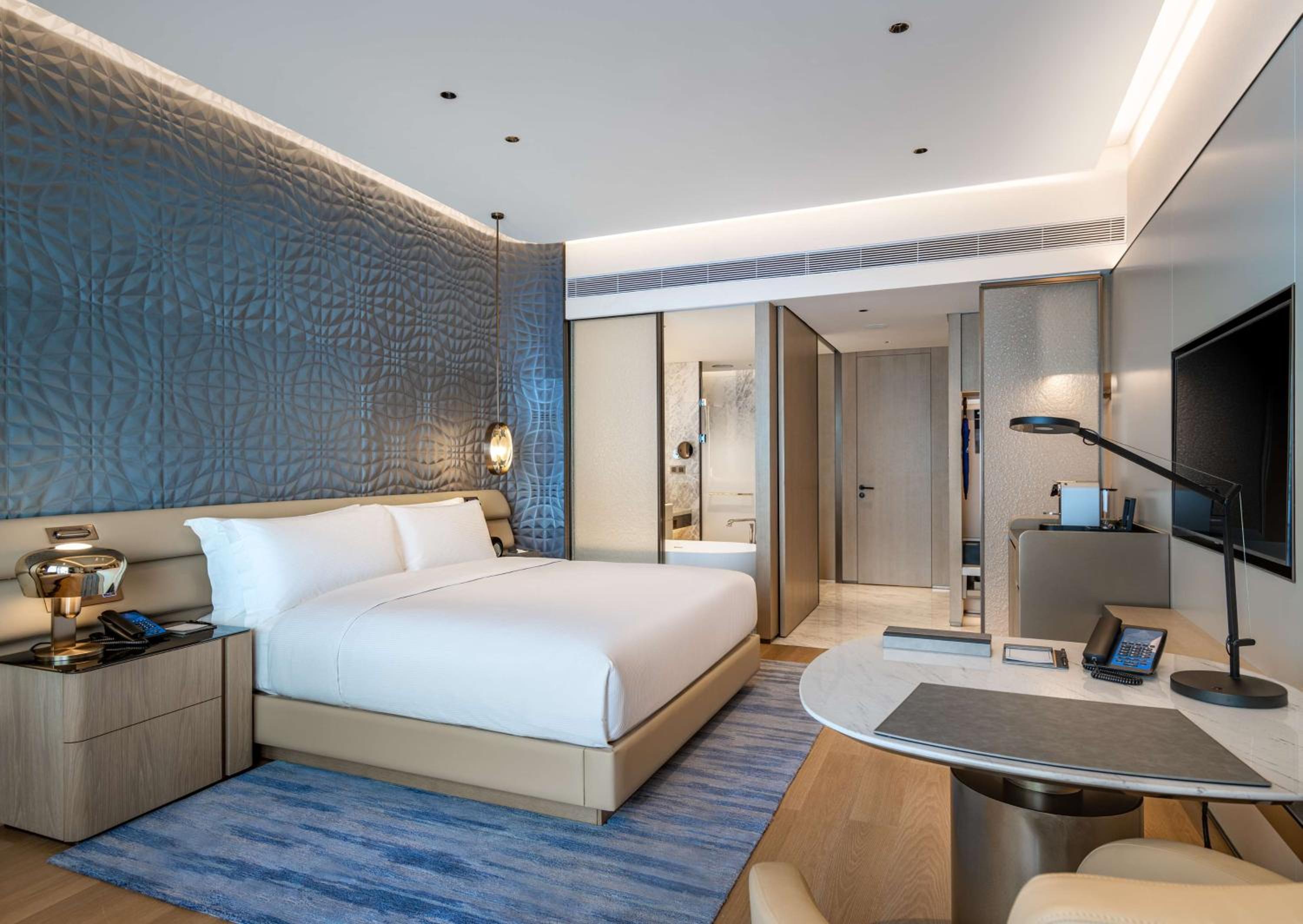 Executive Deluxe King Room - Photo 4