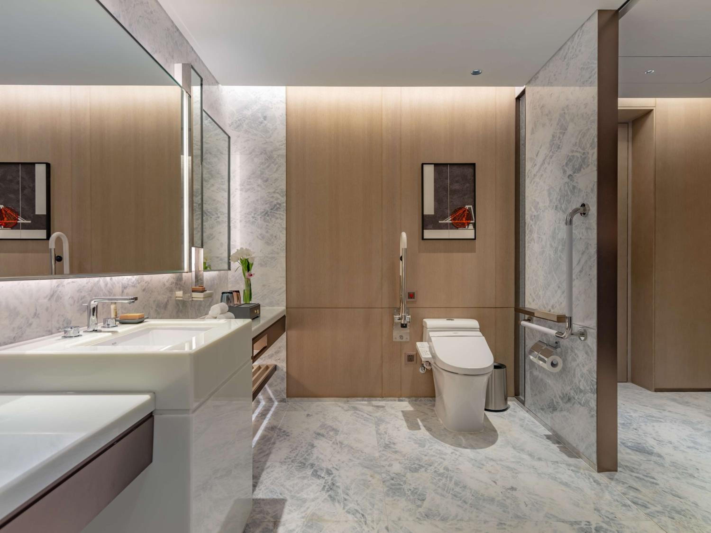 King Room - Mobility Accessible - Photo 2