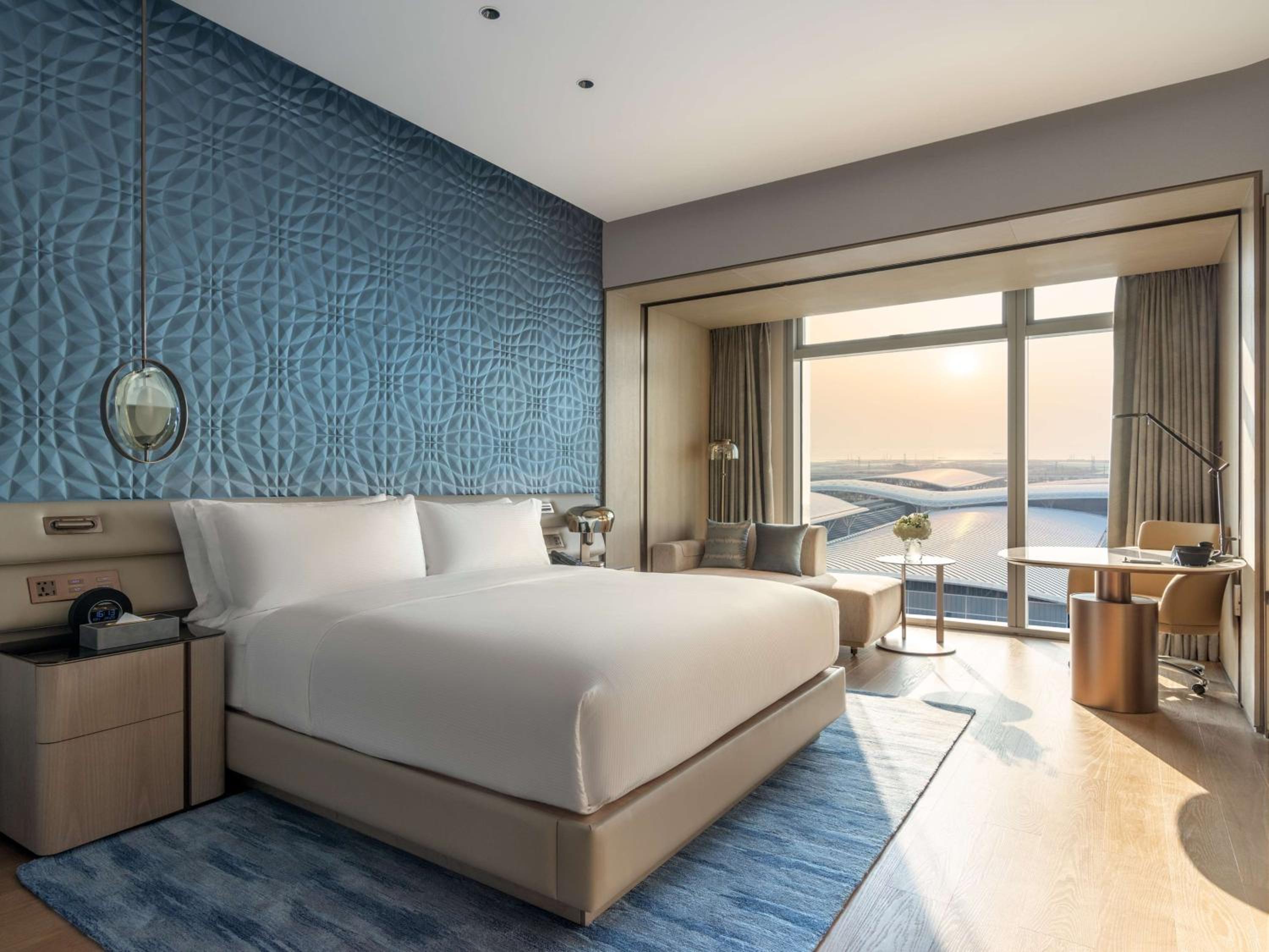 Premium King Room - Photo 4