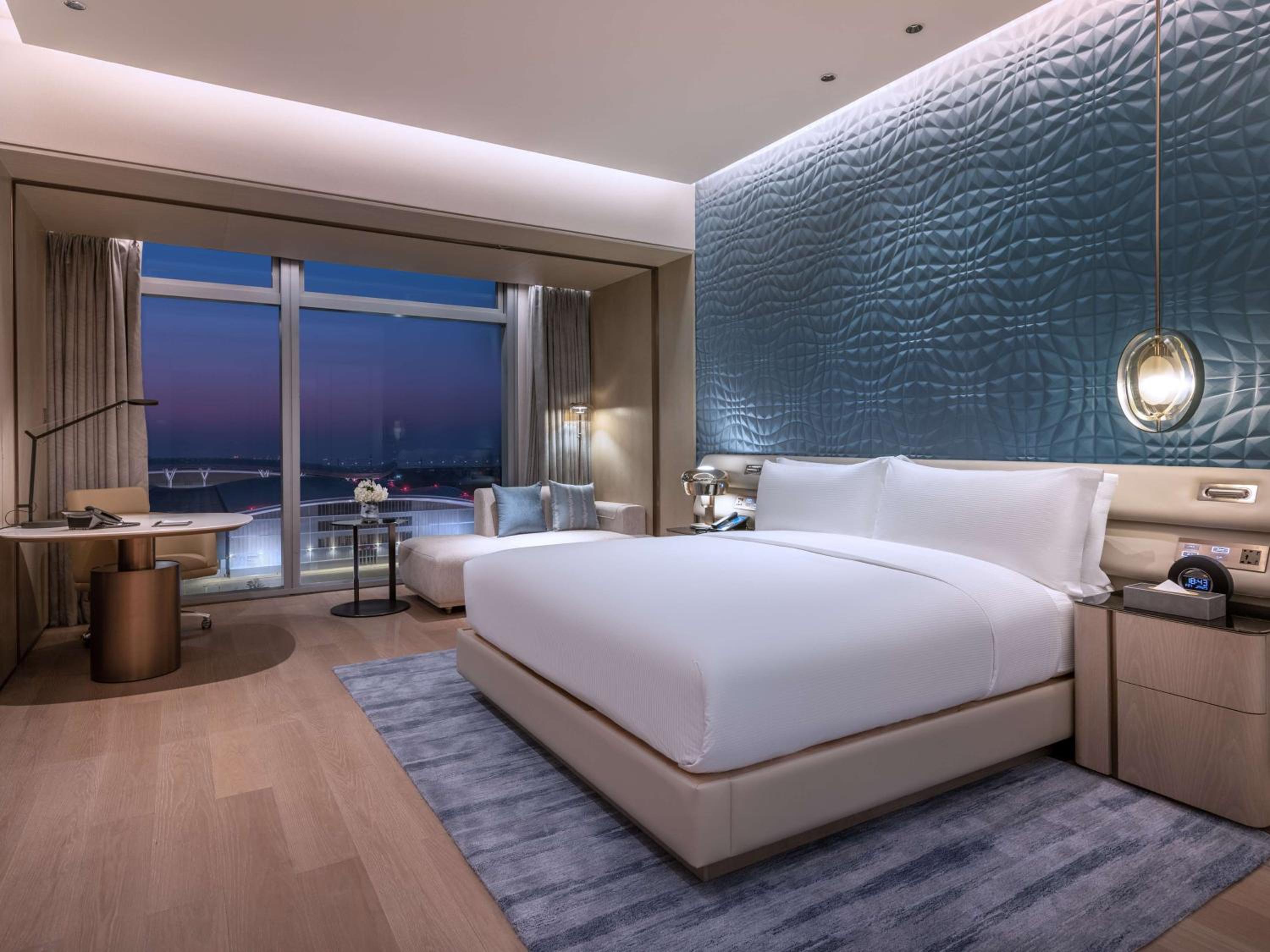 Deluxe King Room - Photo 4