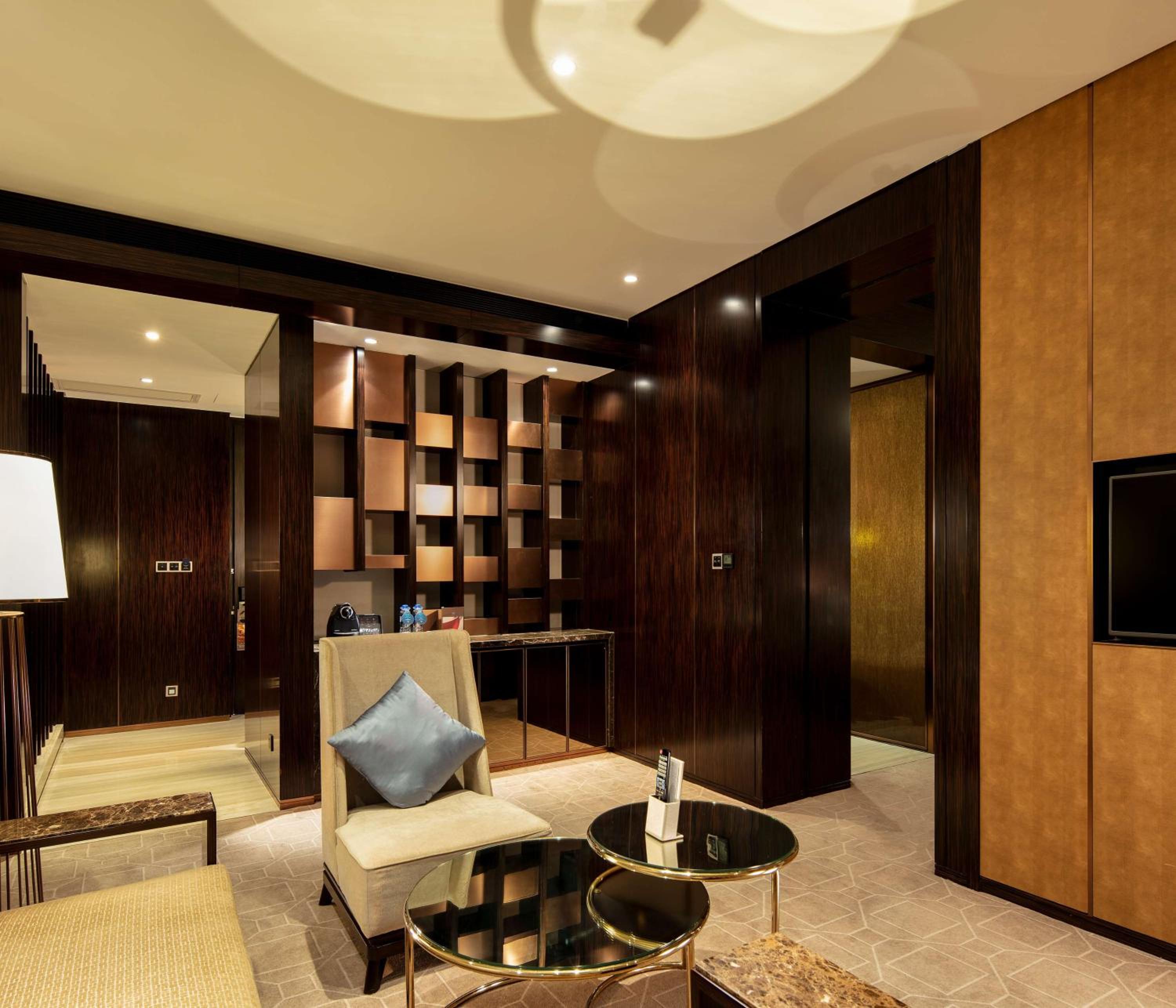 One-Bedroom King Suite - Lounge Access photo 1