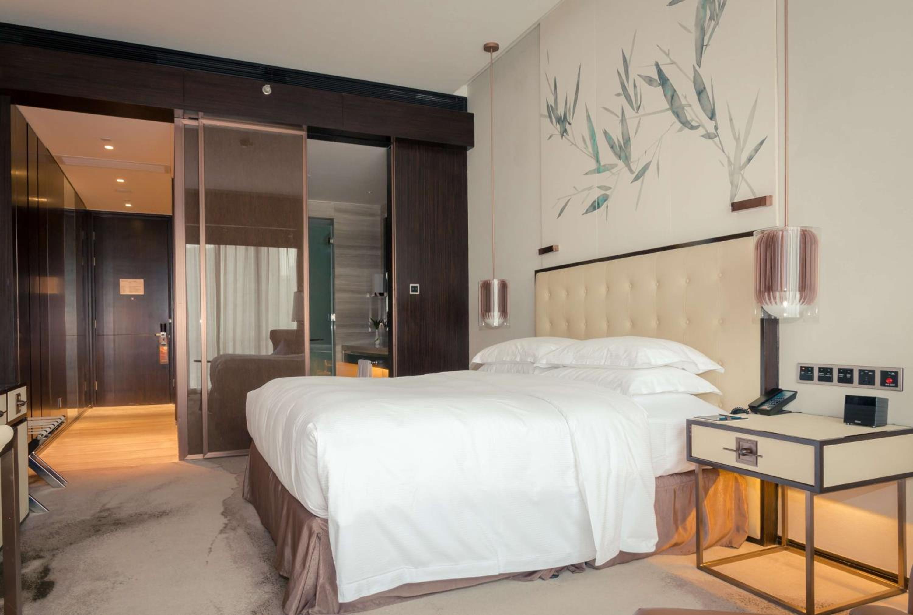 Deluxe King Room with City View photo 1