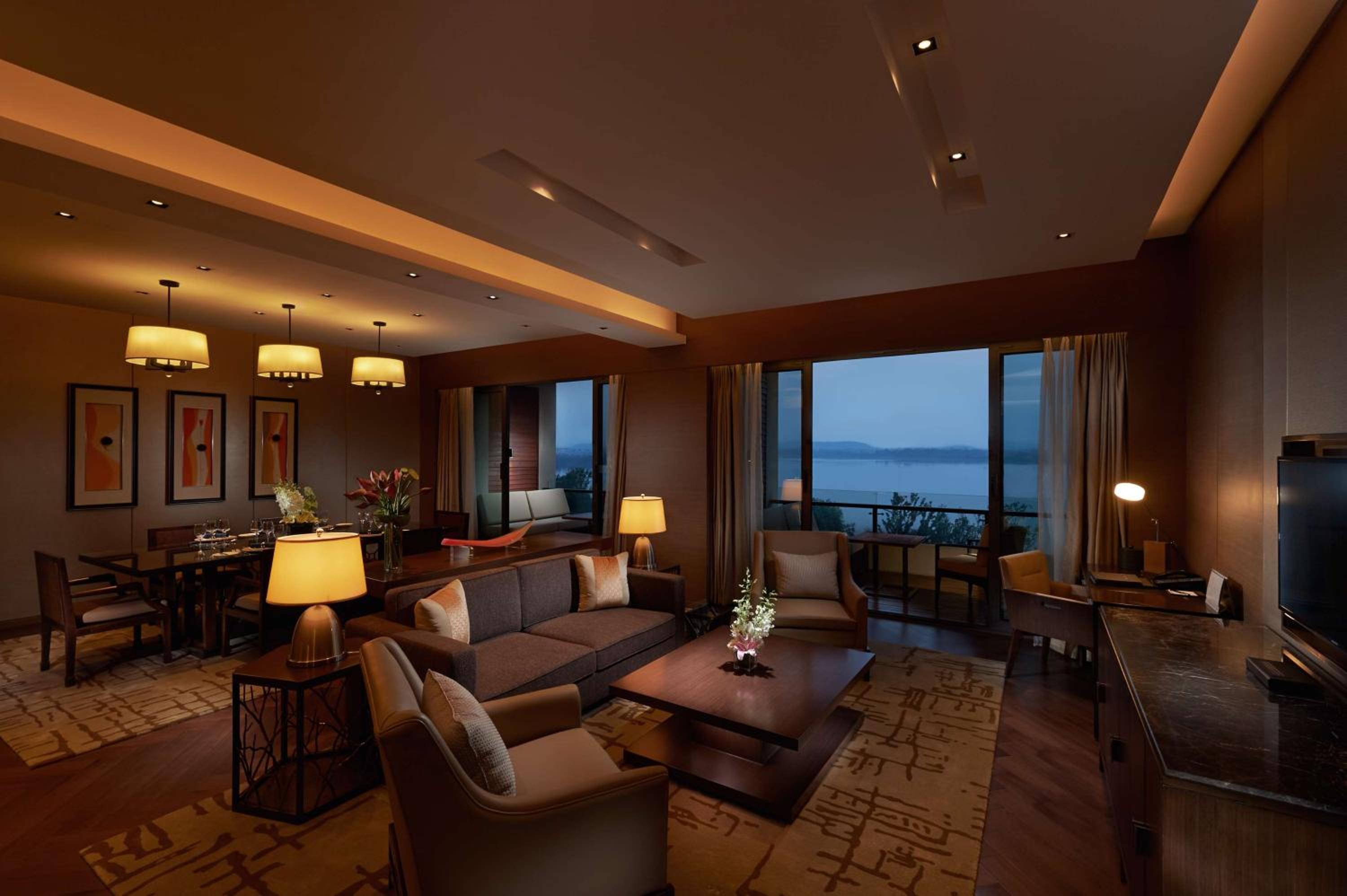 One-Bedroom Deluxe King Suite with Lounge Access