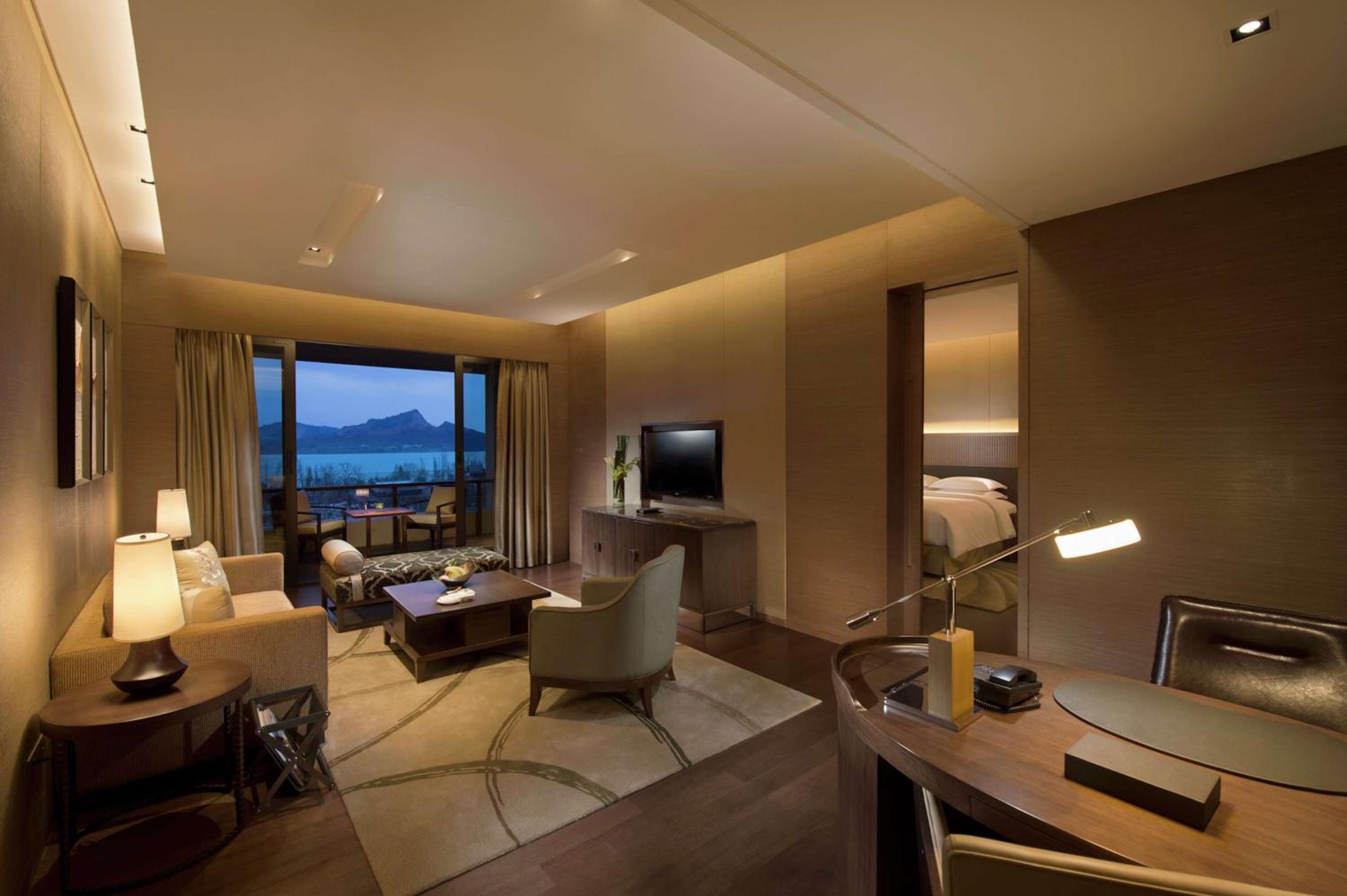 One-Bedroom King Suite - Lounge Access