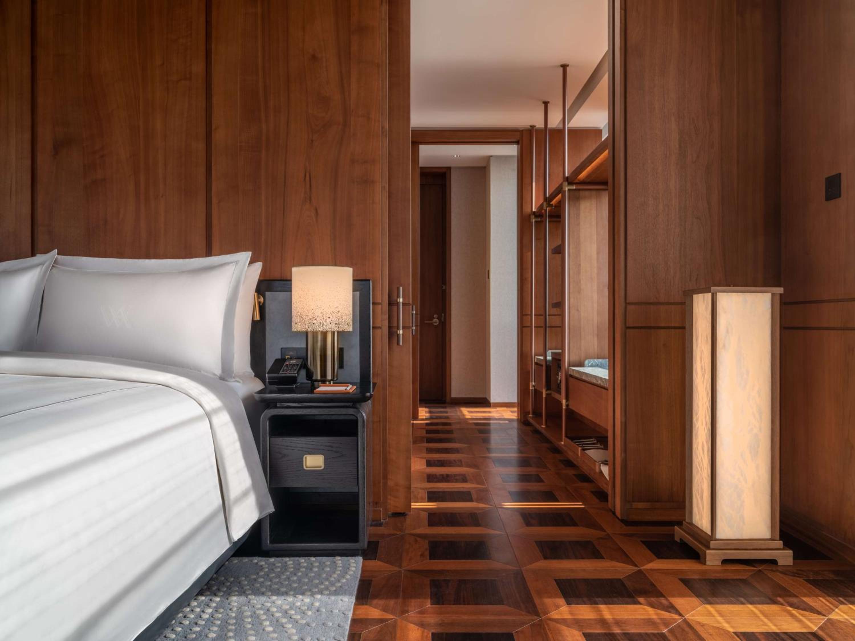 Premier Queen Room with Two Queen Beds - Photo 3