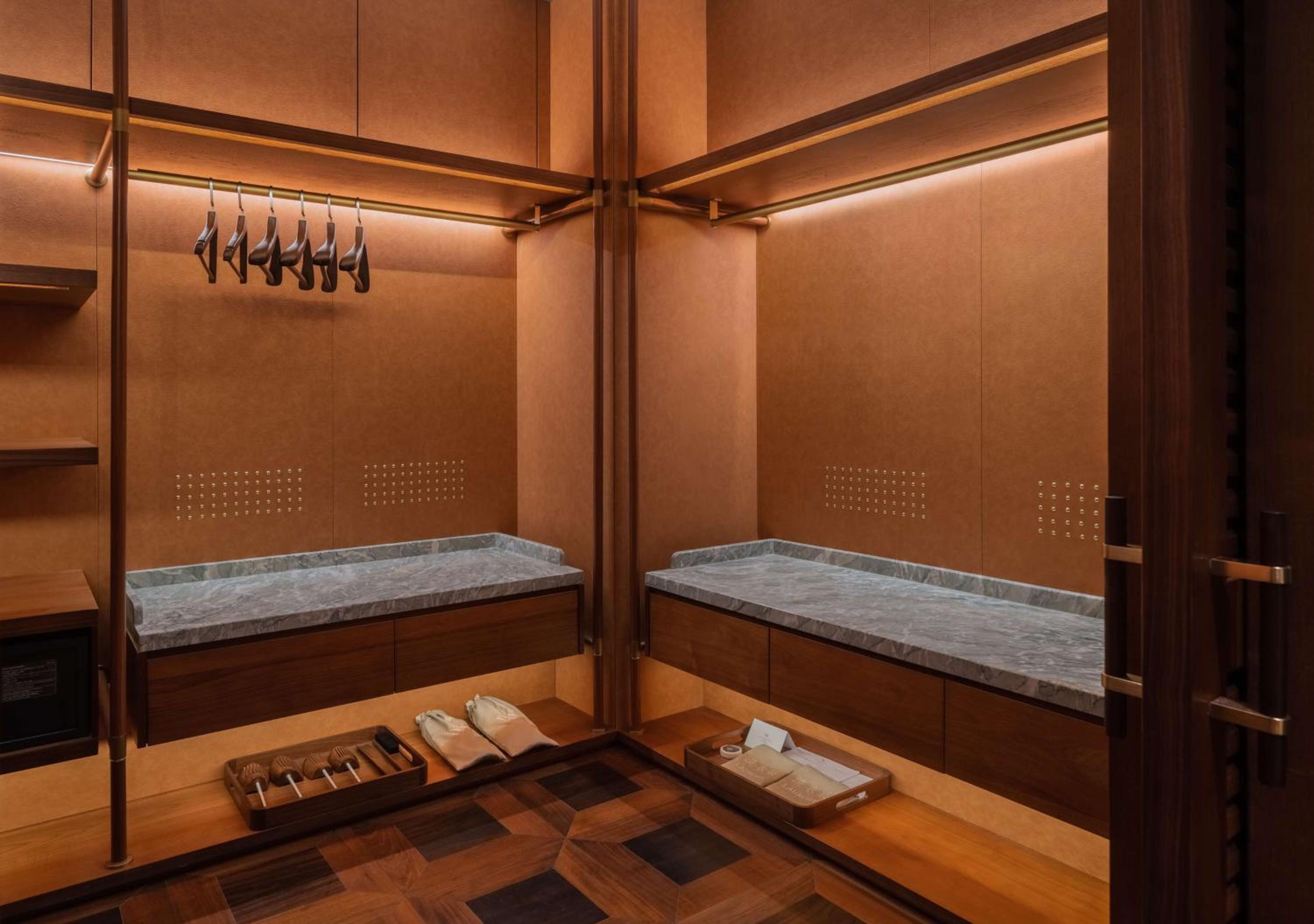 Grand Studio with Two Queen Beds - Photo 5