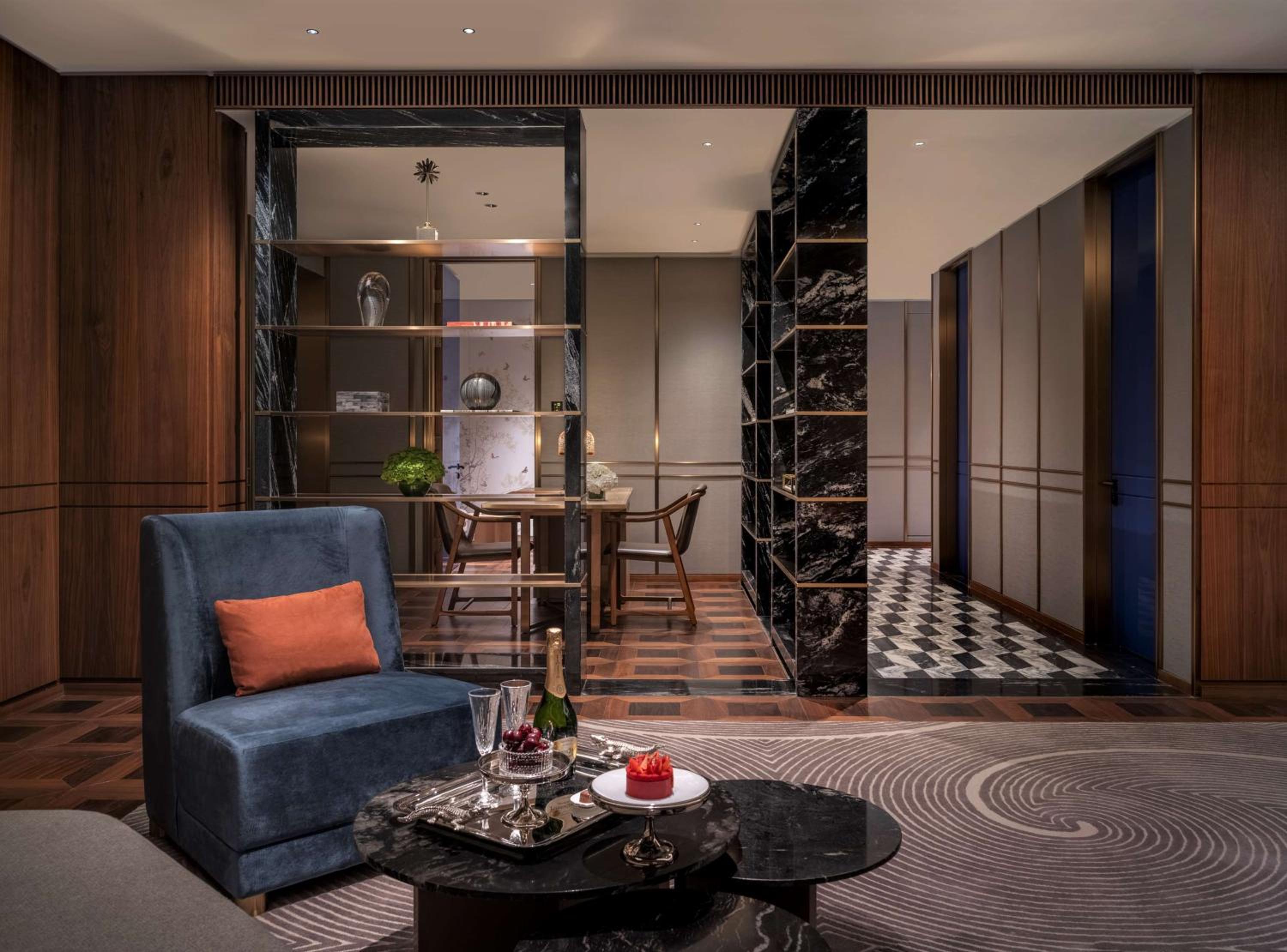 Ambassador King Suite - Photo 2