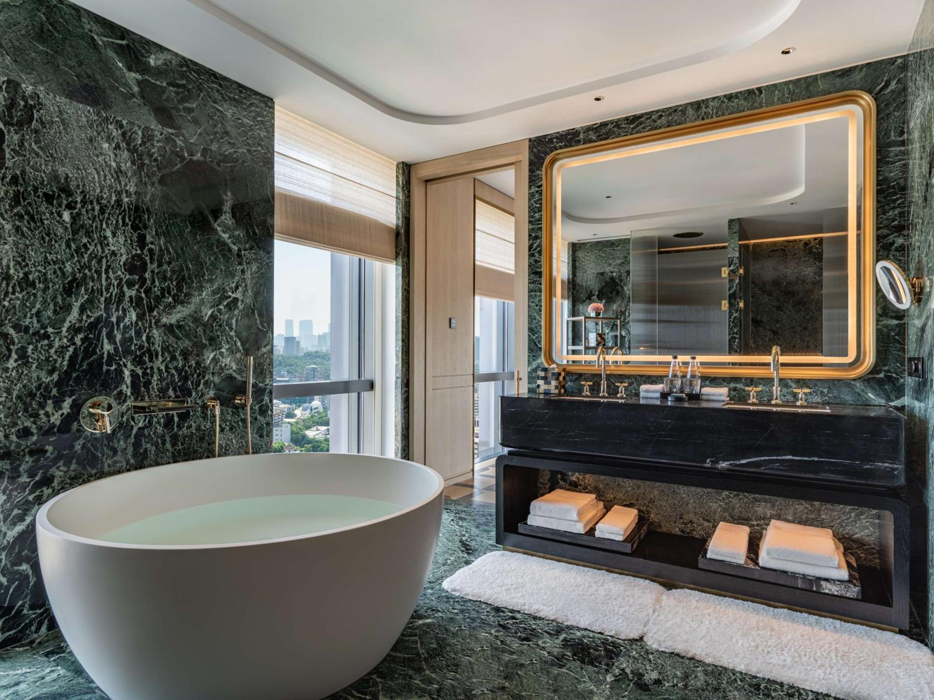 Ambassador King Suite - Photo 4