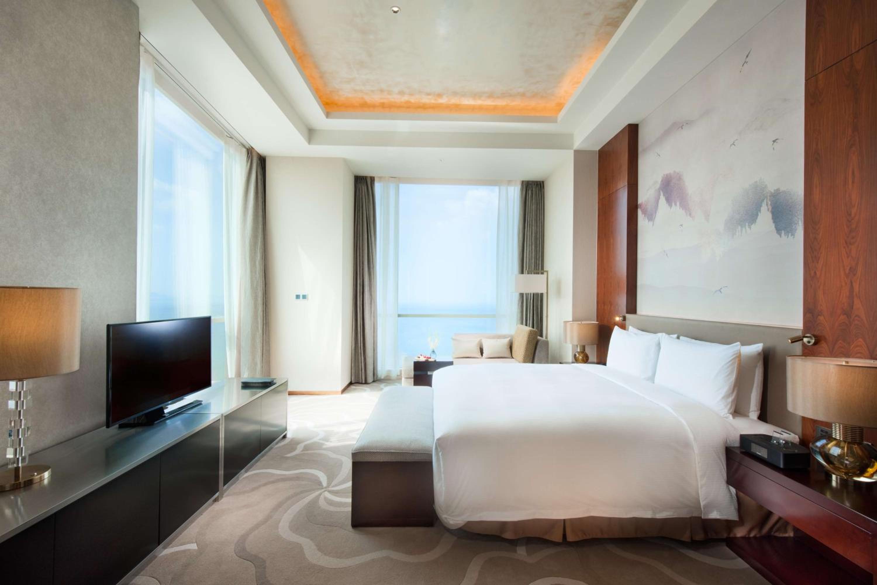Deluxe King Suite with Sea View