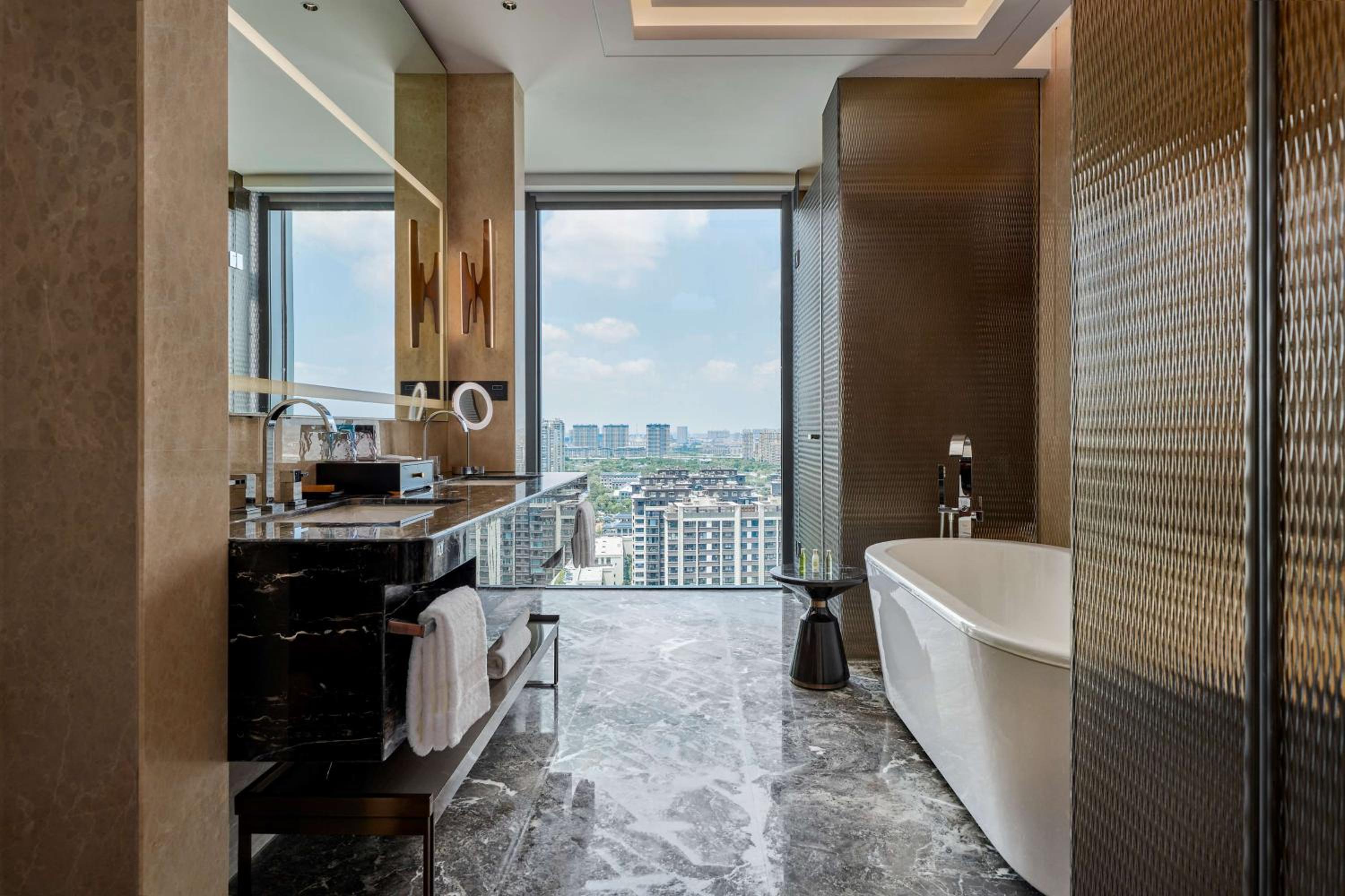 Deluxe King Suite - Photo 2