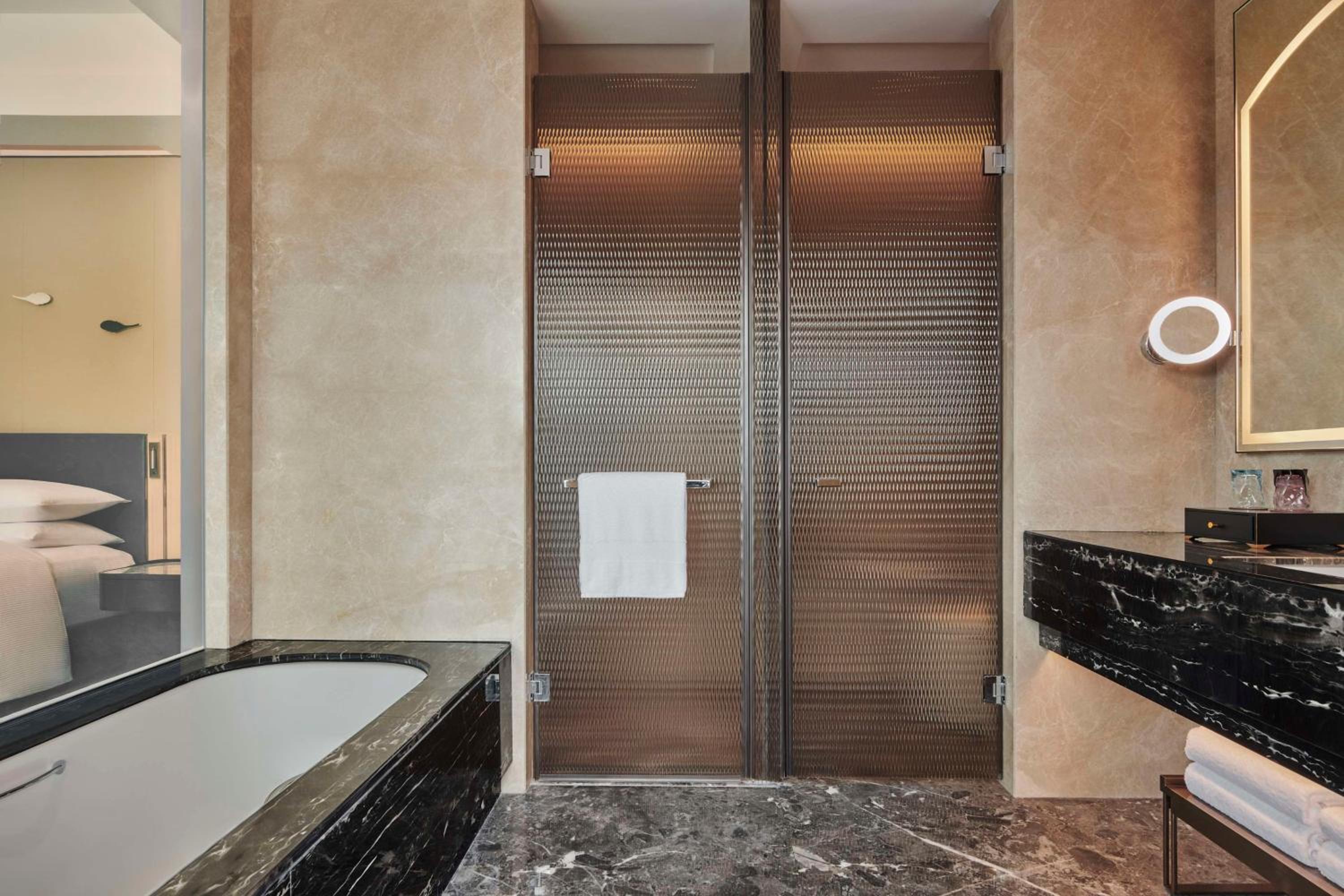 Executive Corner Twin Room with Lounge Access - Photo 1
