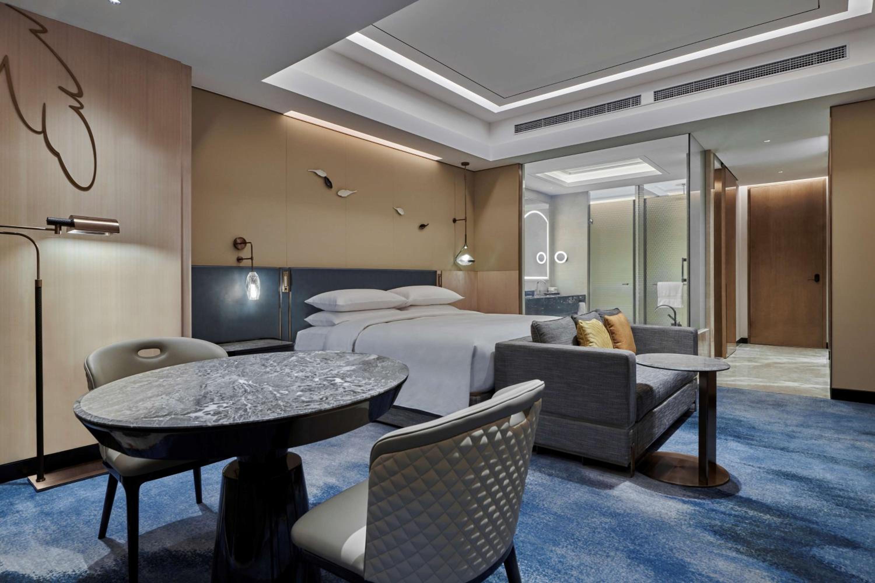 Deluxe King Room - Photo 2