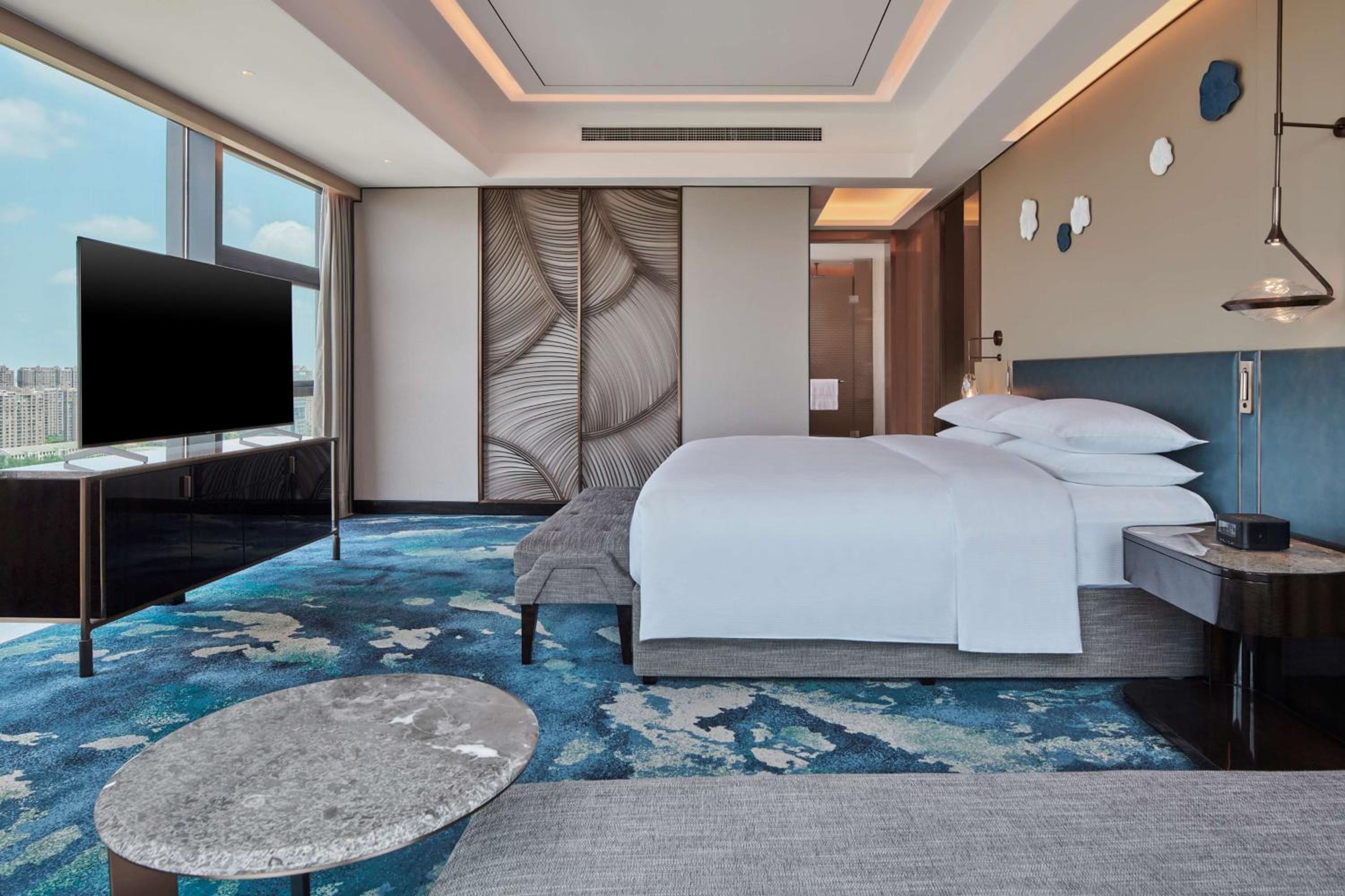 Deluxe King Suite - Photo 3