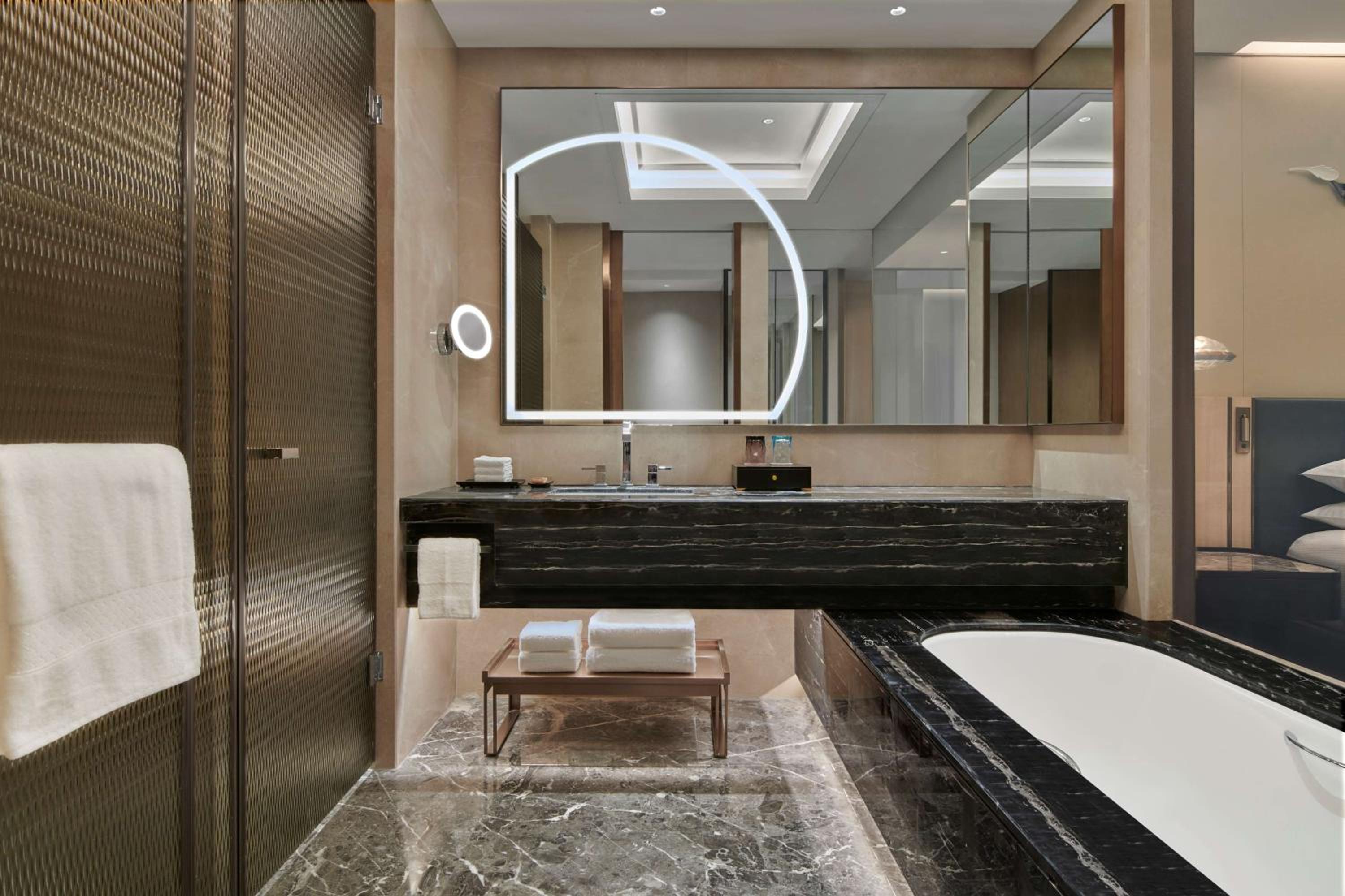 Executive King Room - Lounge Access - Photo 3