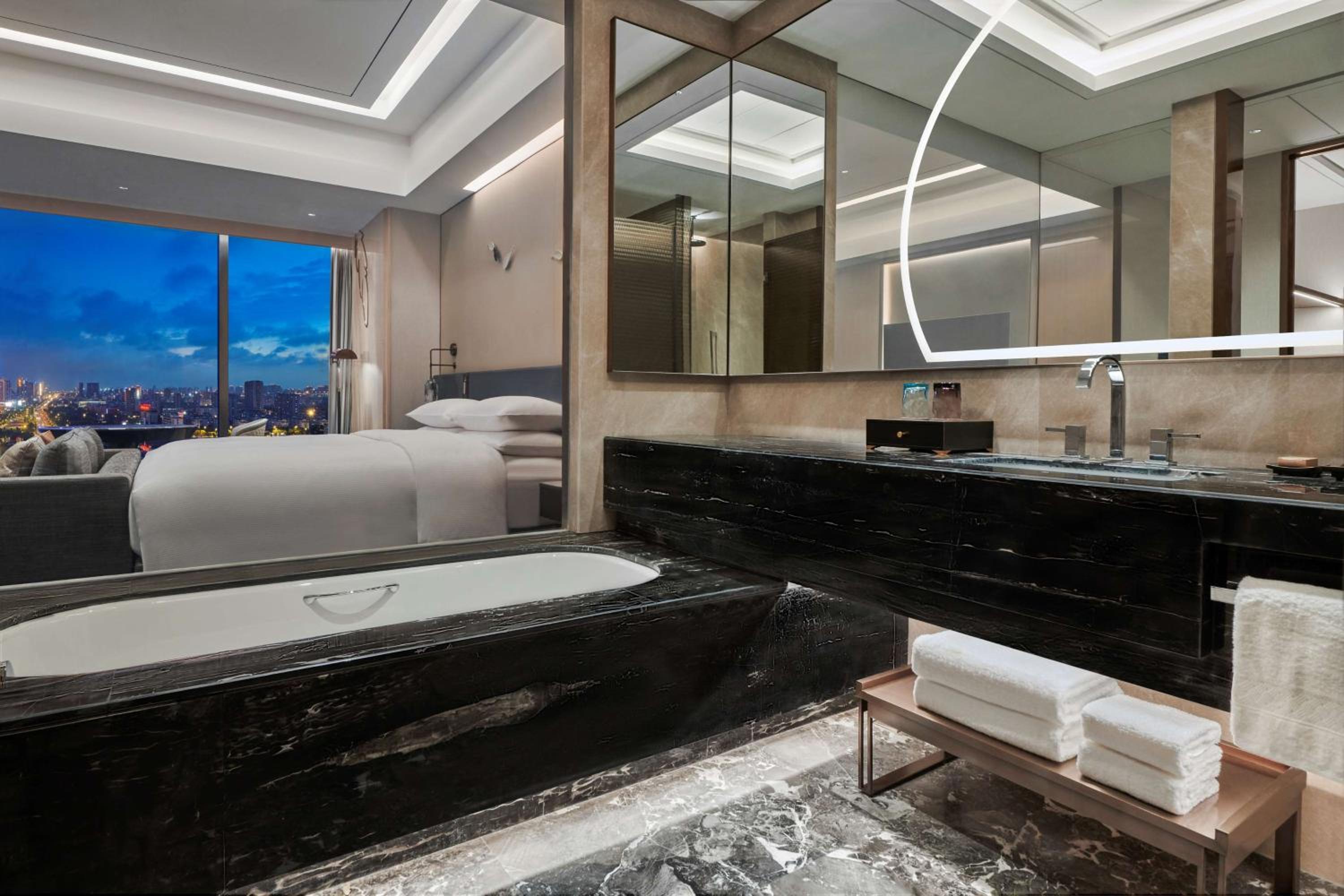 Deluxe King Room - Photo 3