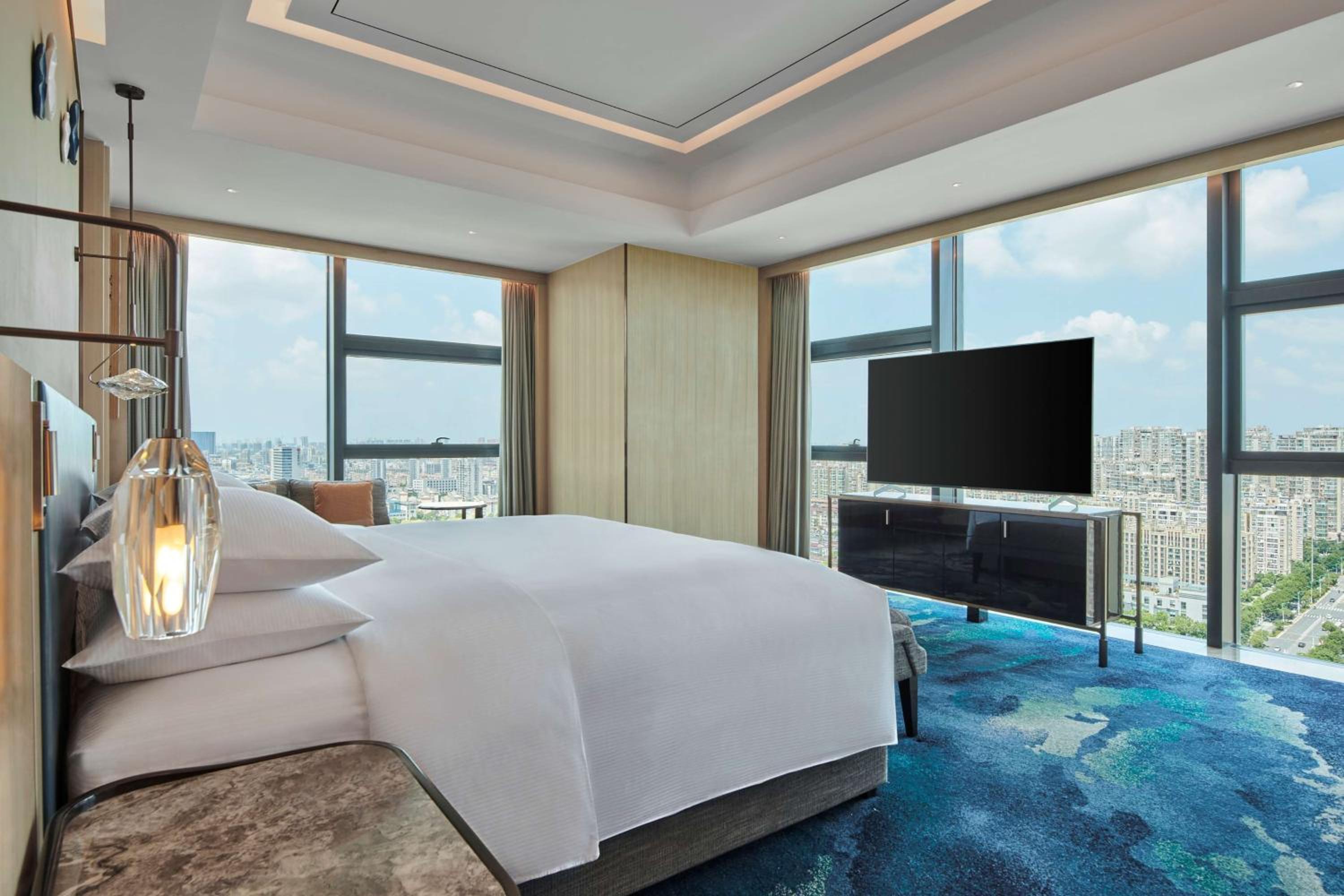 Deluxe King Suite - Photo 4