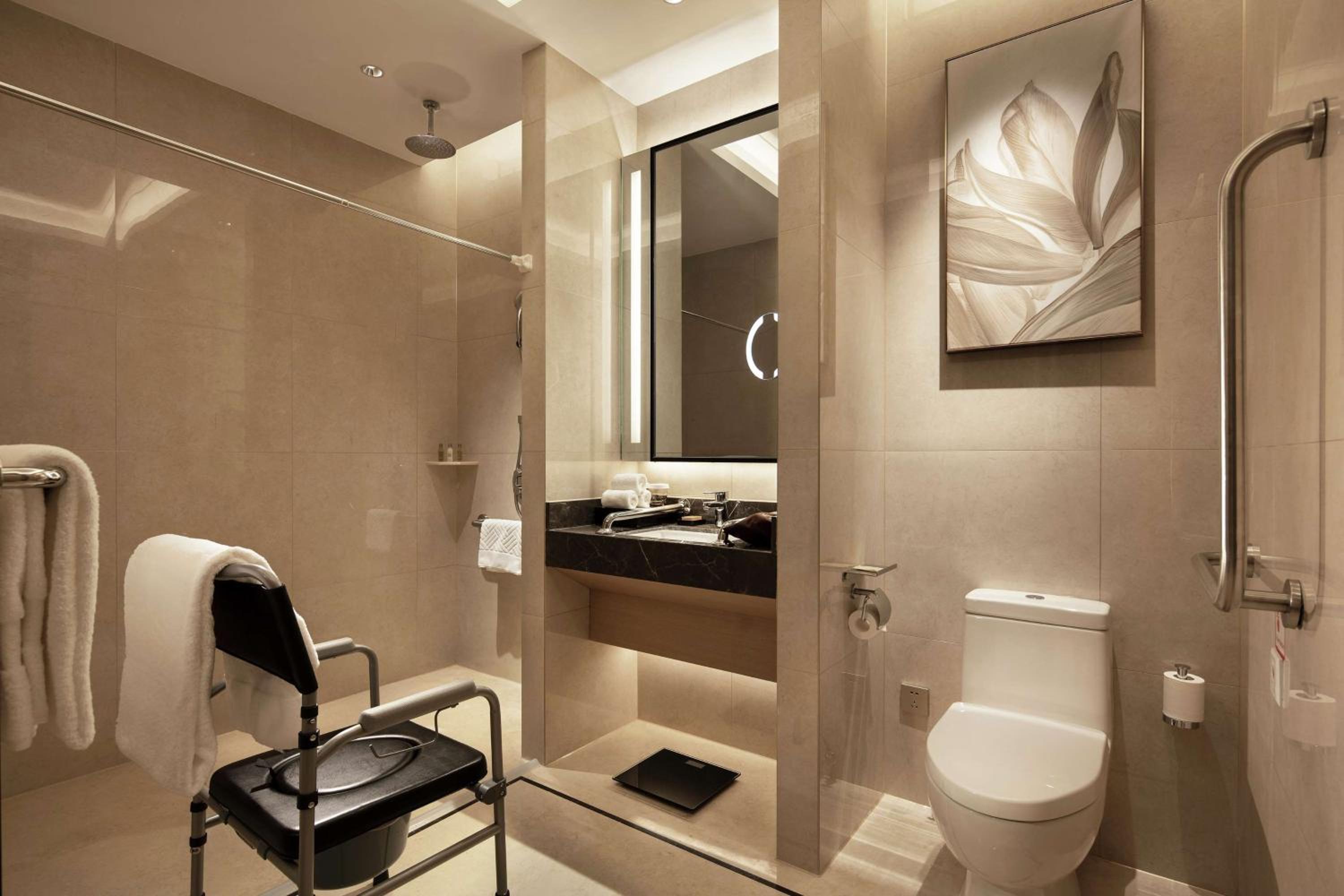King Room - Mobility Accessible  - Photo 4