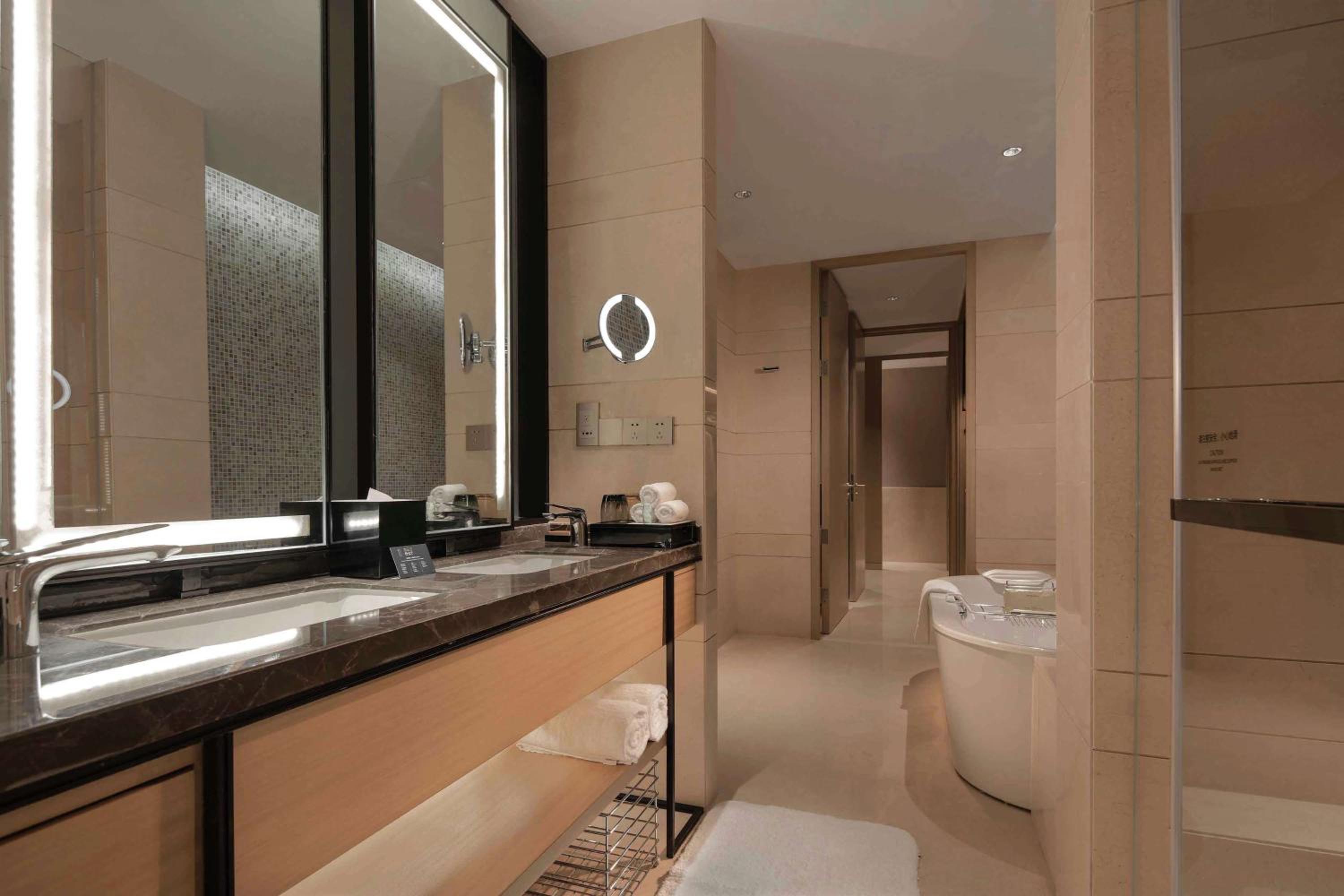 One-Bedroom King Suite - Photo 5