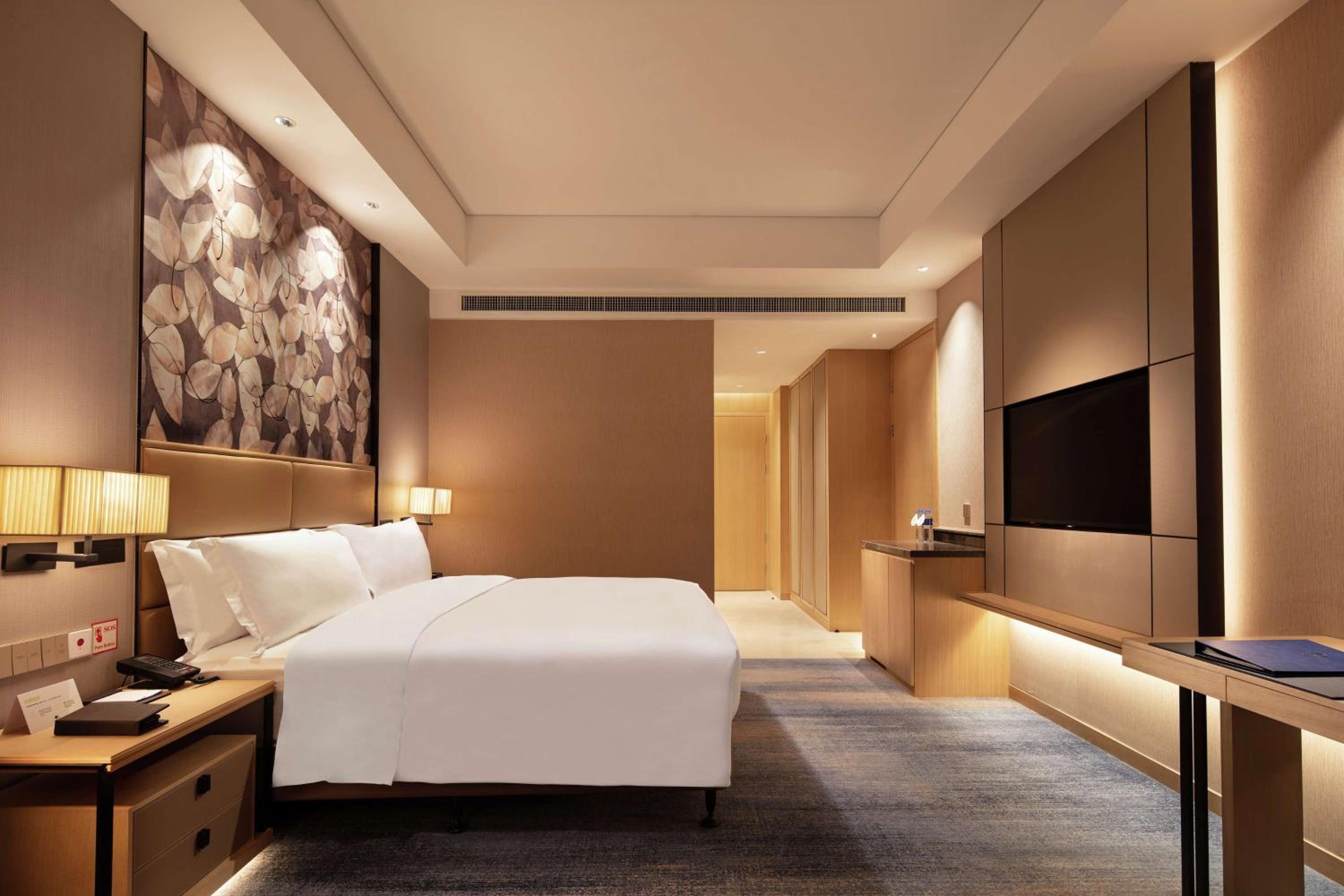 King Room - Mobility Accessible  - Photo 2