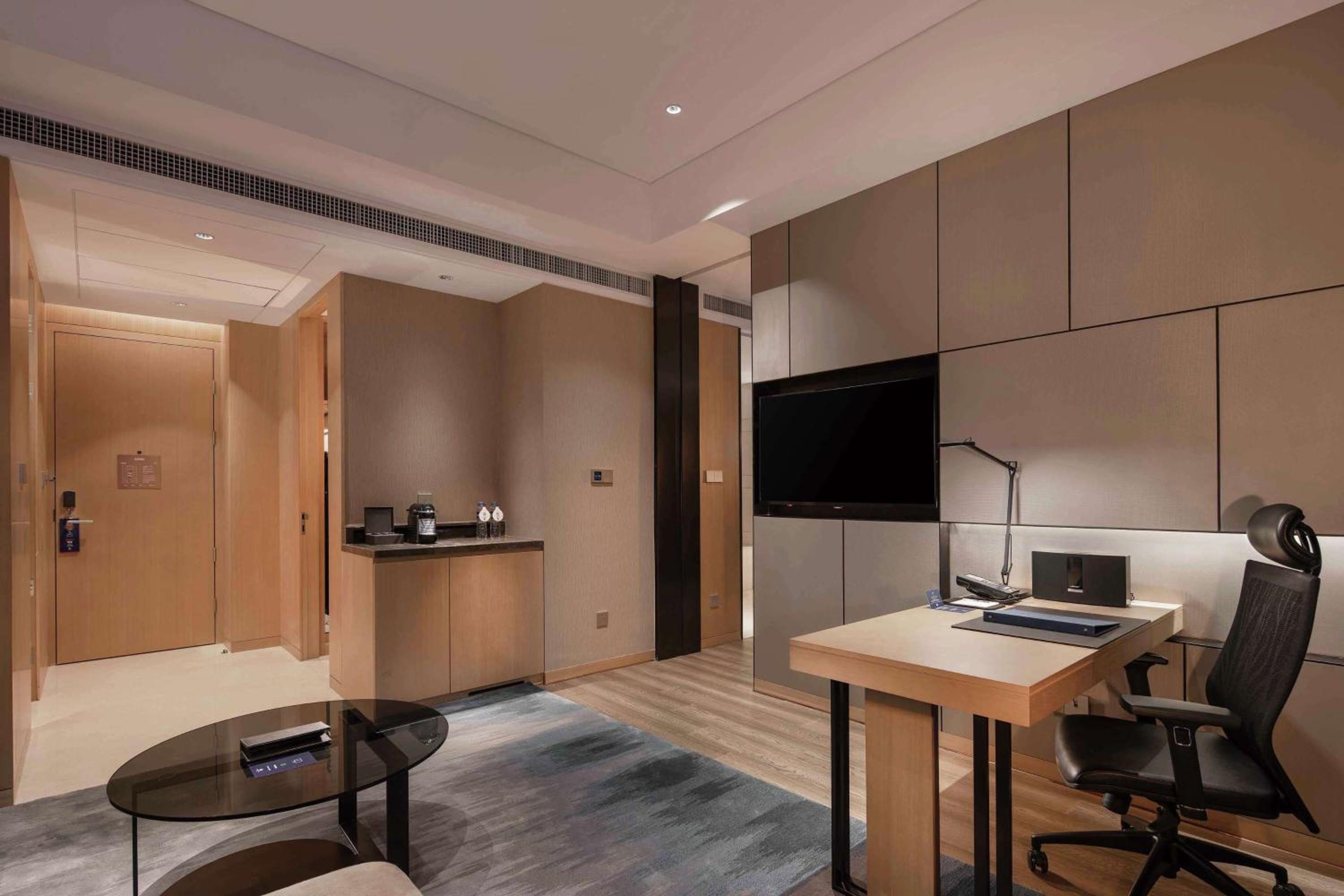 One-Bedroom King Suite - Photo 3