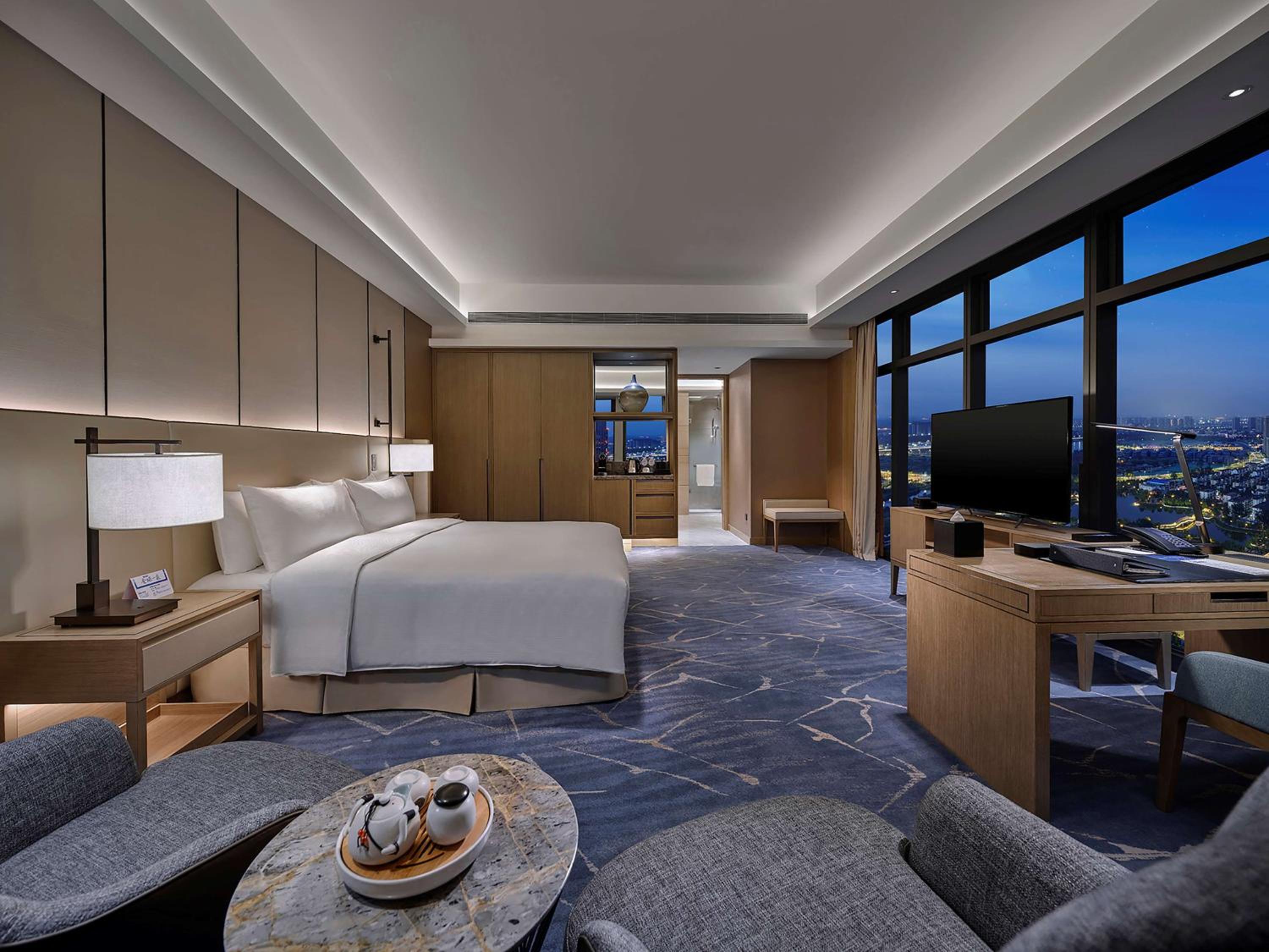 Deluxe King Room - Photo 2